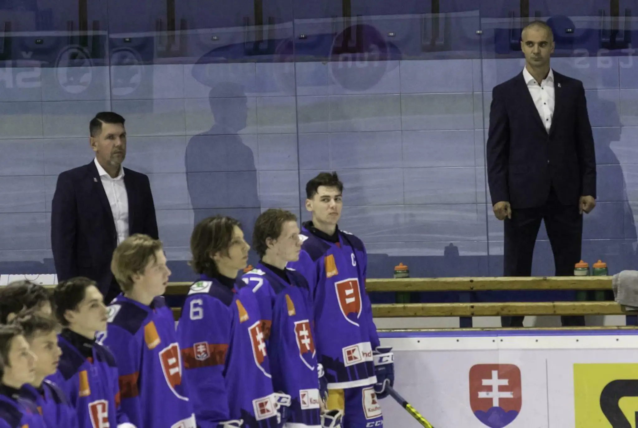 Ivan Feneš (vpravo) pred duelom so Švédmi, vľavo asistent Boris Žabka.