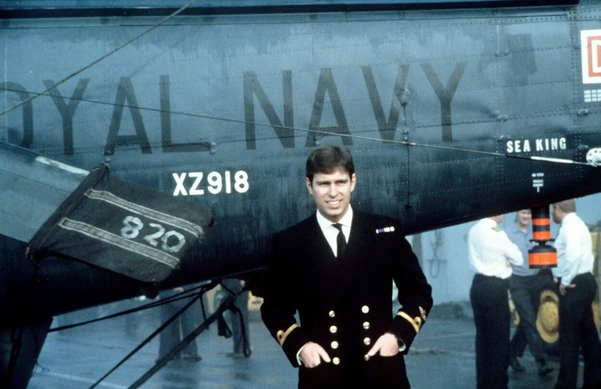 Na archívnej snímke z roku 1981 Prince Andrew (21) v uniforme na palube lietadlovej lode H.M.S. Invincible'.