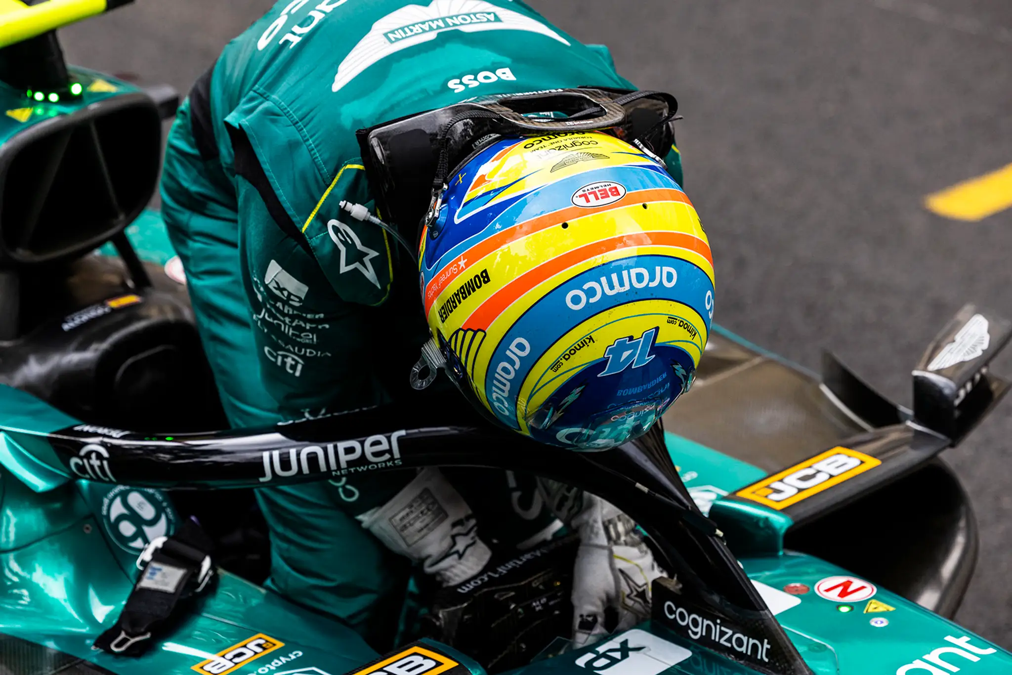 Španielsky pilot tímu Aston Martin Fernando Alonso na VC Monaka