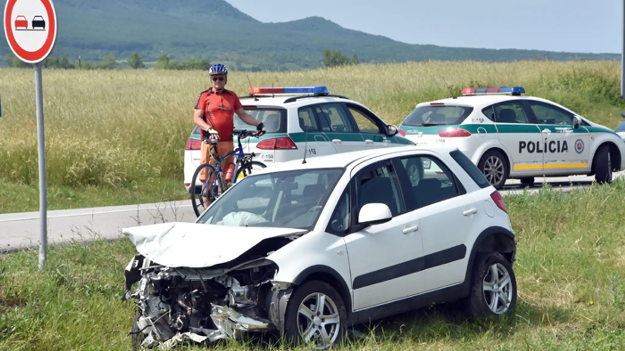 Osobné auto po nehode s autobusu v katastri obce Bačkov.