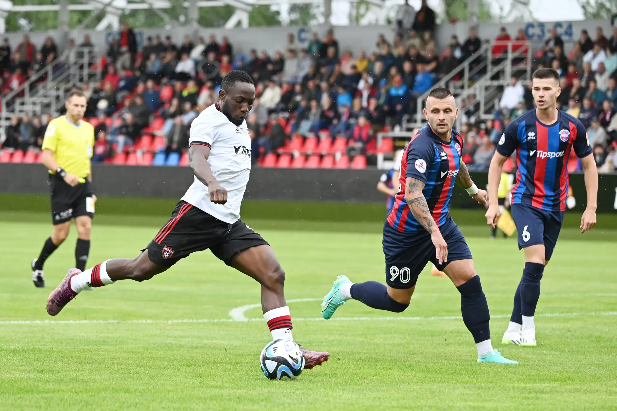 Zľava hráč Trnavy Philip Azango, kapitán ViOnu Matúš Čonka a hráč ViOnu Miroslav Gono počas zápasu 2. kola Niké ligy.