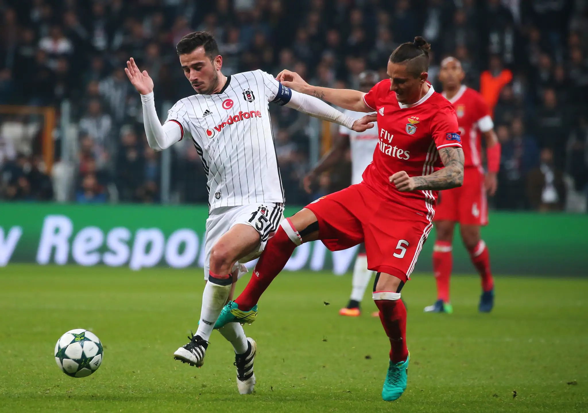 Kapitána Besiktasu Oguzhan Oziakup (vľavo) stíha Ljubomir Fejsa z Benficy Lisabon v stretnutí LM.