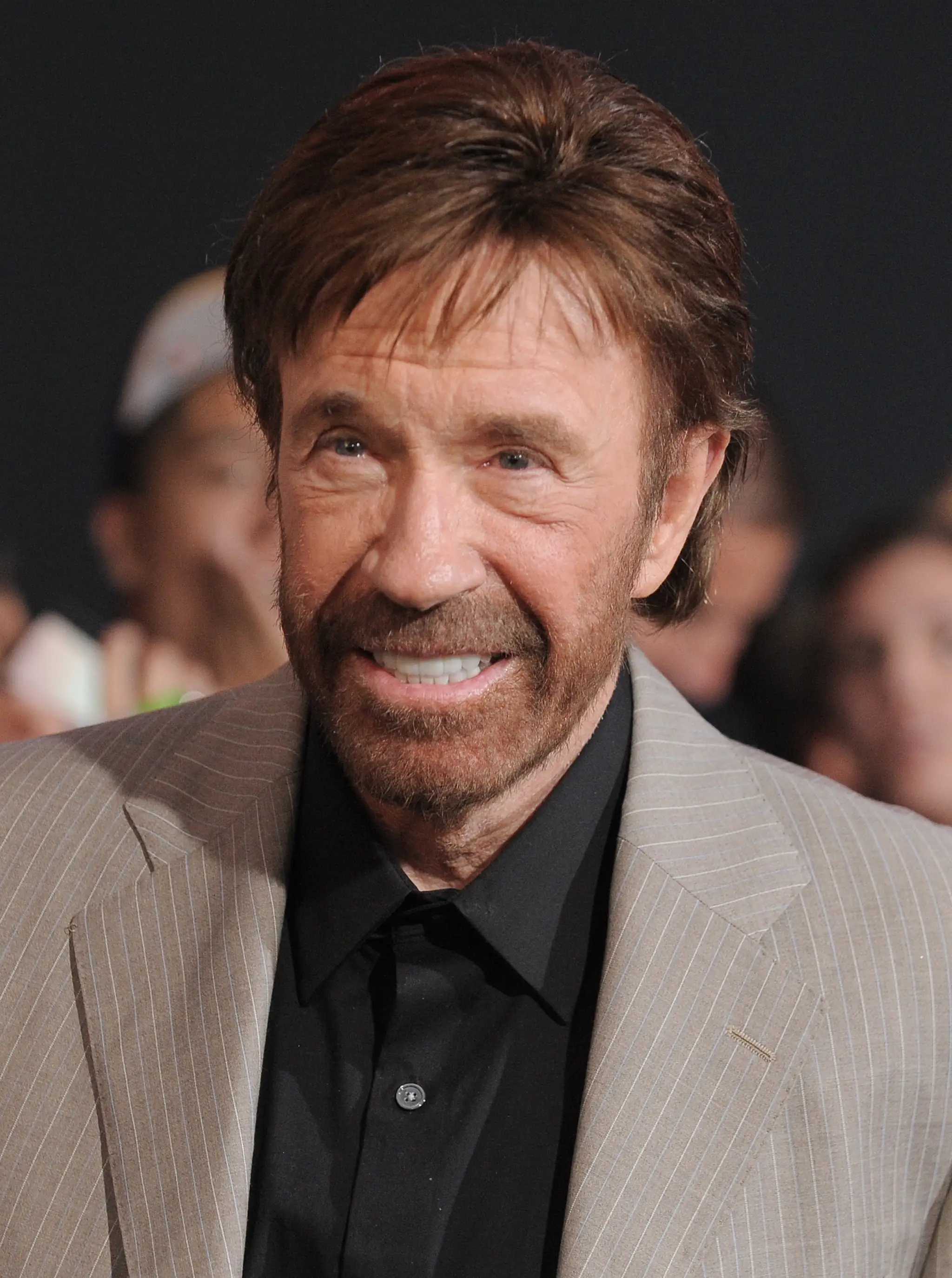 Na archívnej snímke z 15. augusta 2012 americký herec Chuck Norris sa usmieva na premiére filmu Nezničiteľní 2 (The Expendables 2).