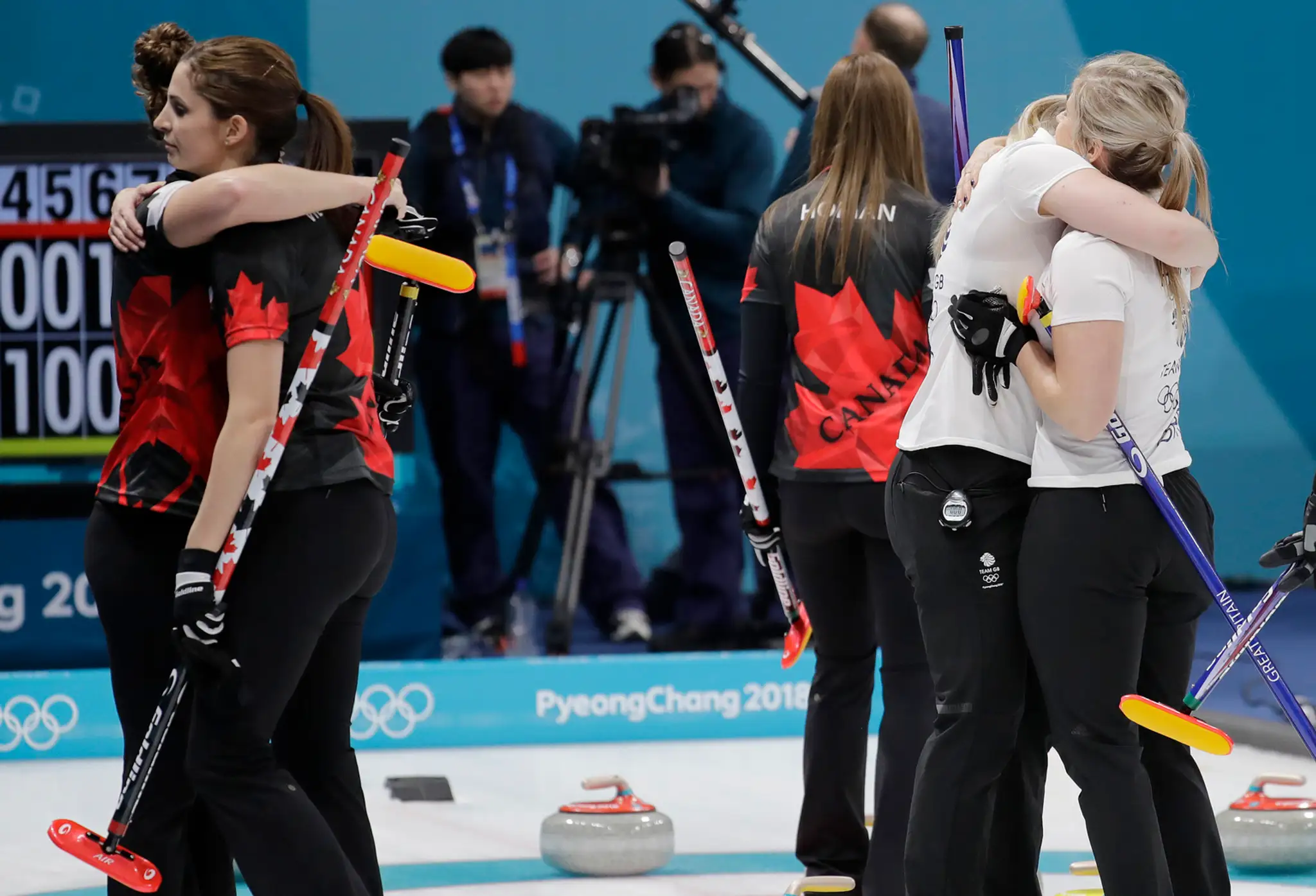 Kanadské reprezentantky v curlingu (vľavo) po prehre s britskými súperkami na ZOH 2018.