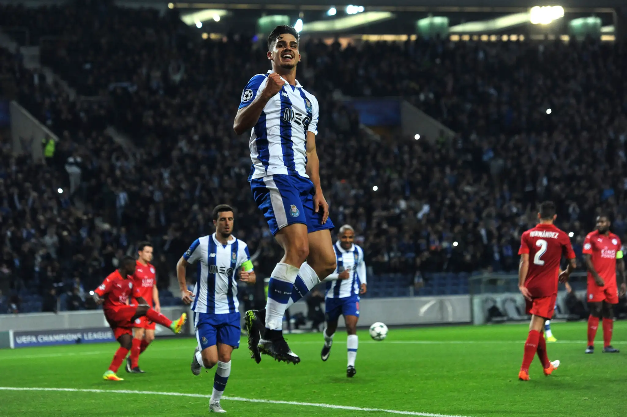 Strelec FC Porto André Silva oslavuje gól v dueli LM proti Leicestru City.