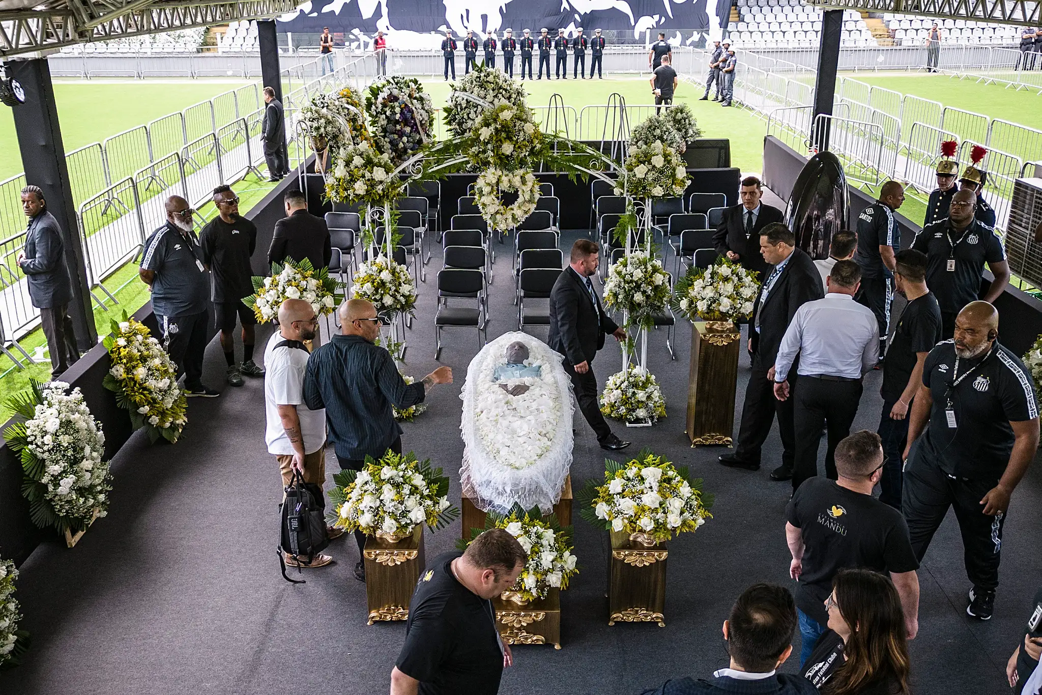 Rakva s telom zosnulého Pelého na štadióne jeho bývalého klubu FC Santos.