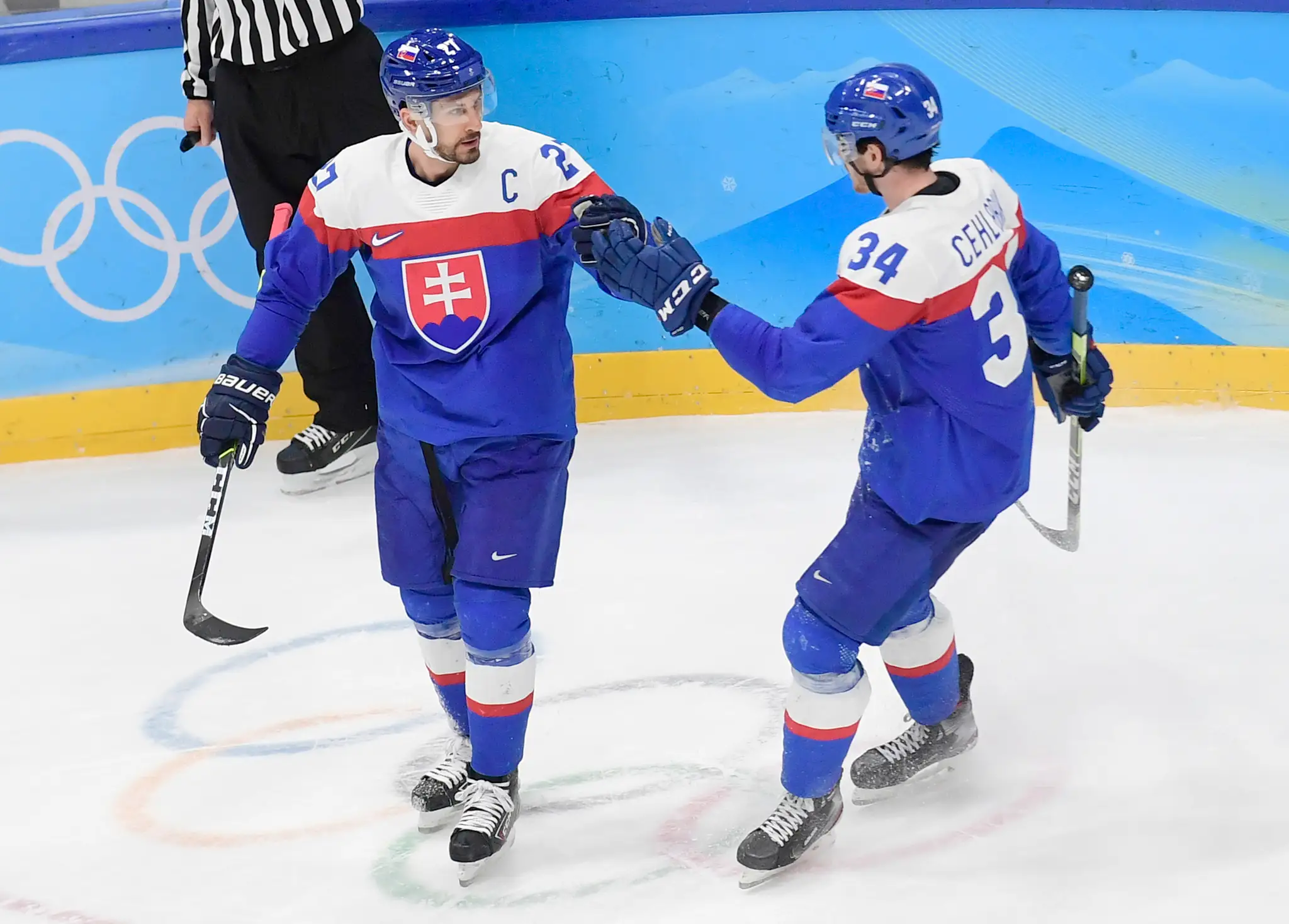 Zľava Marek Hrivík a Peter Cehlárik oslavujú gól v kvalifikácii o štvrťfinále ZOH 2022.