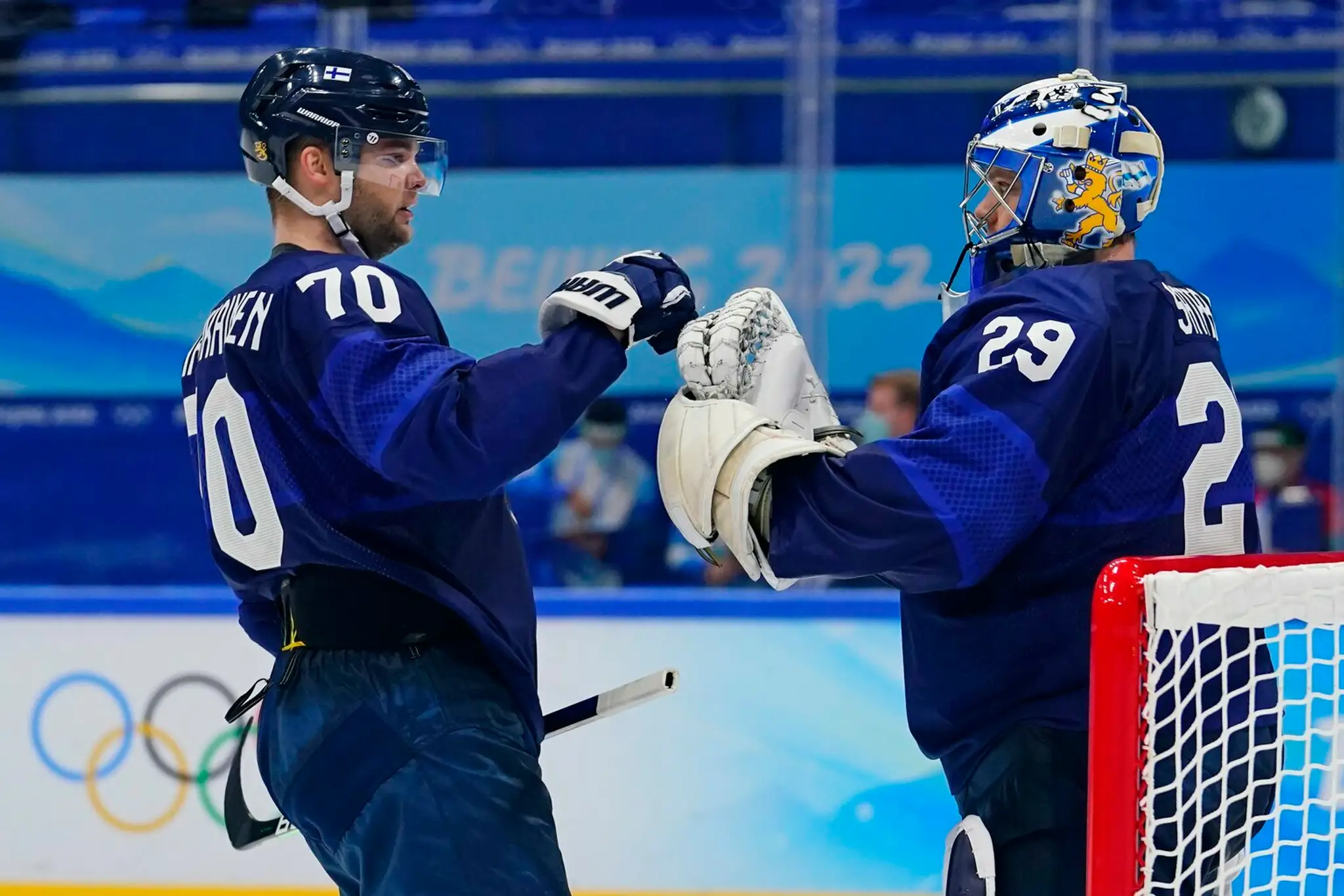 Sprava Fíni Harri Säteri a Teemu Hartikainen oslavujú triumf nad Slovenskom na ZOH 2022.