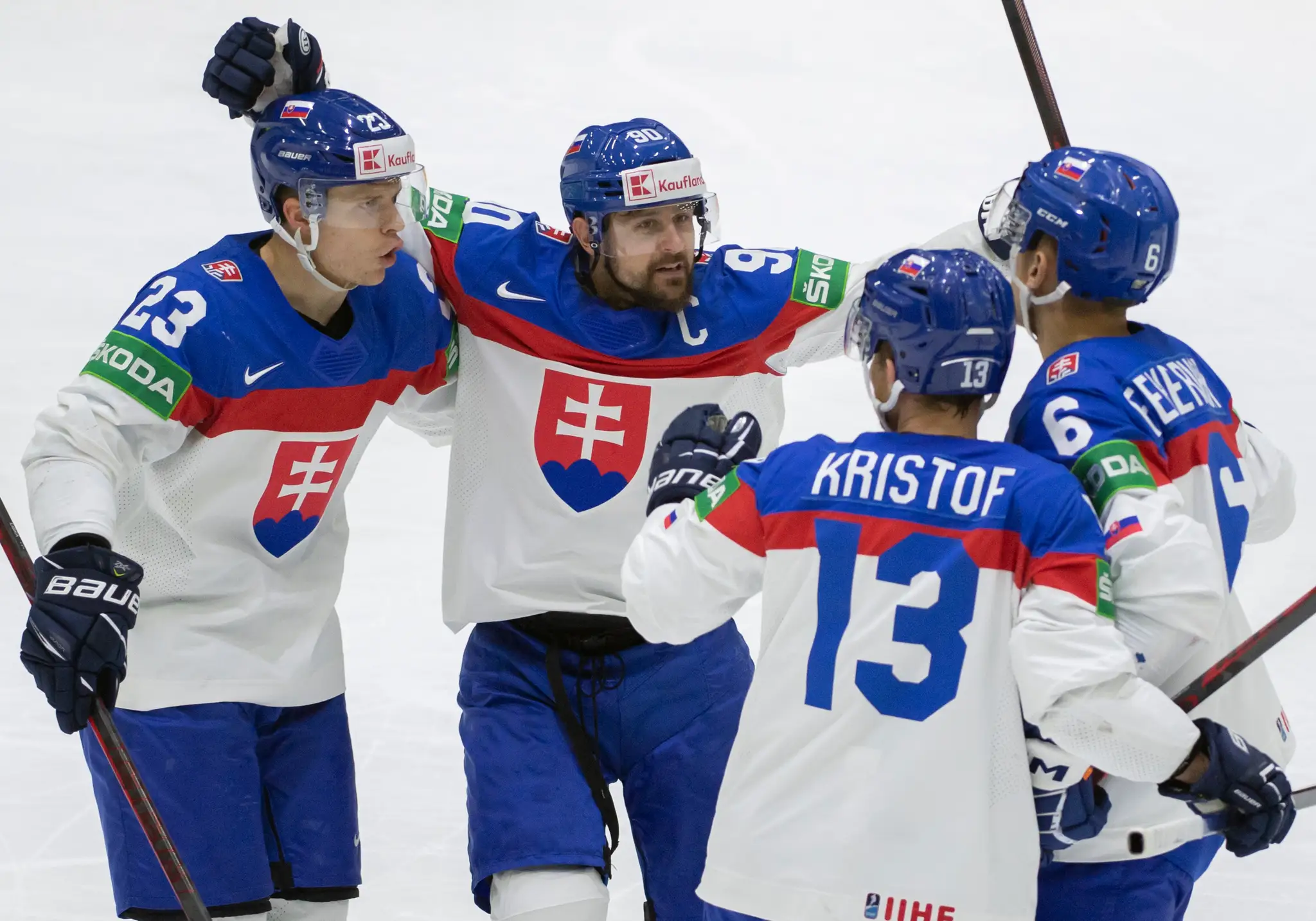Zľava Adam Liška, kapitán Tomáš Tatar, Michal Krištof a Martin Fehérváry oslavujú gól proti Kazachstanu na MS 2022.