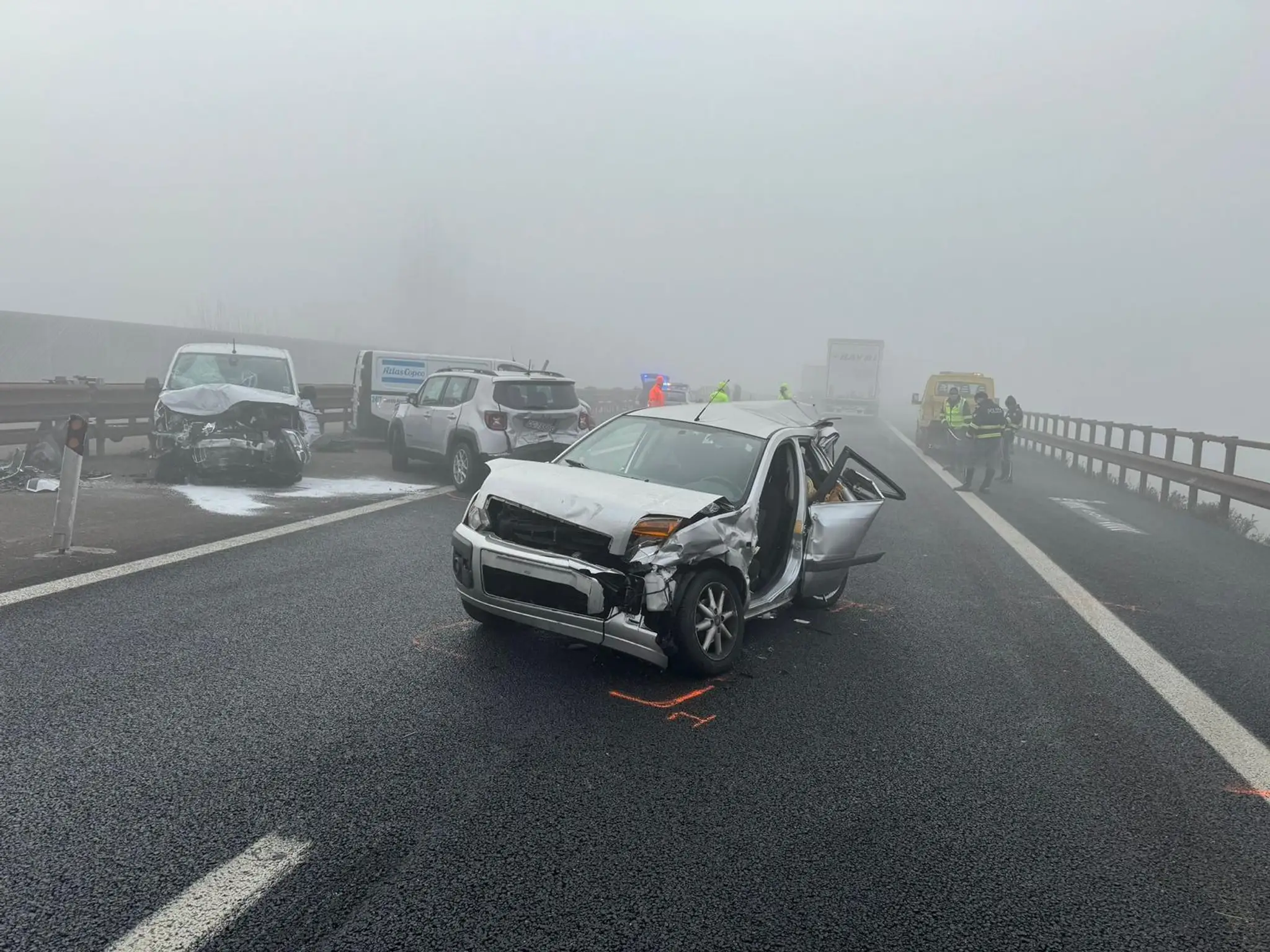 Zdemolované vozidlá po zrážke na talianskej diaľnici.