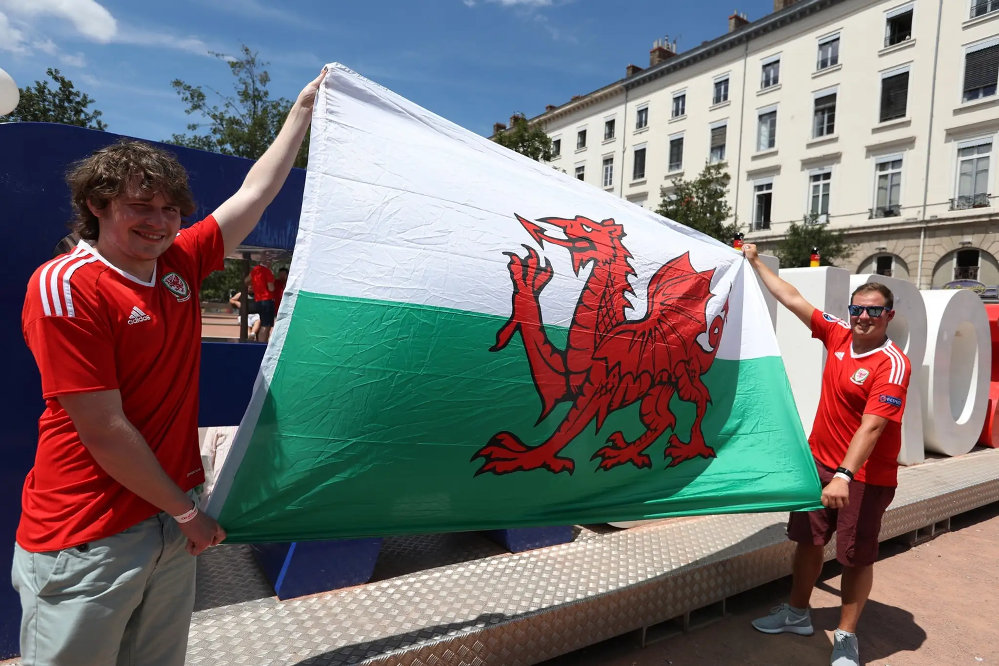 S waleskou vlajkou stojaci priaznivci pred duelom ME proti Portugalsku.