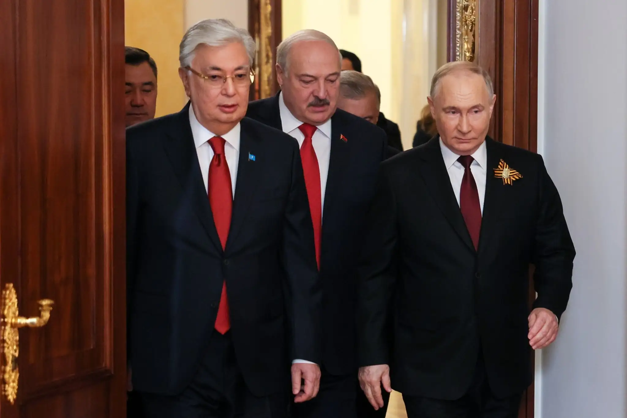 Kazašský prezident Kasym-Žomart Tokajev, jeho bieloruský náprotivok Aleksandr Lukašenko a ruský prezident Vladimir Putin