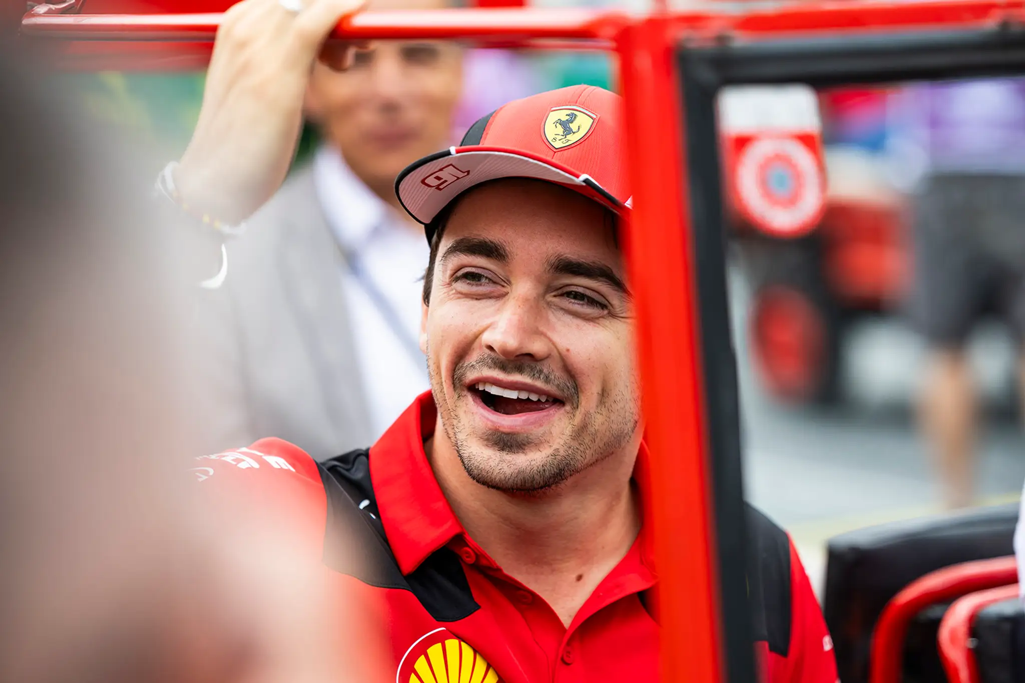 Chalrels Leclerc z Ferrari.