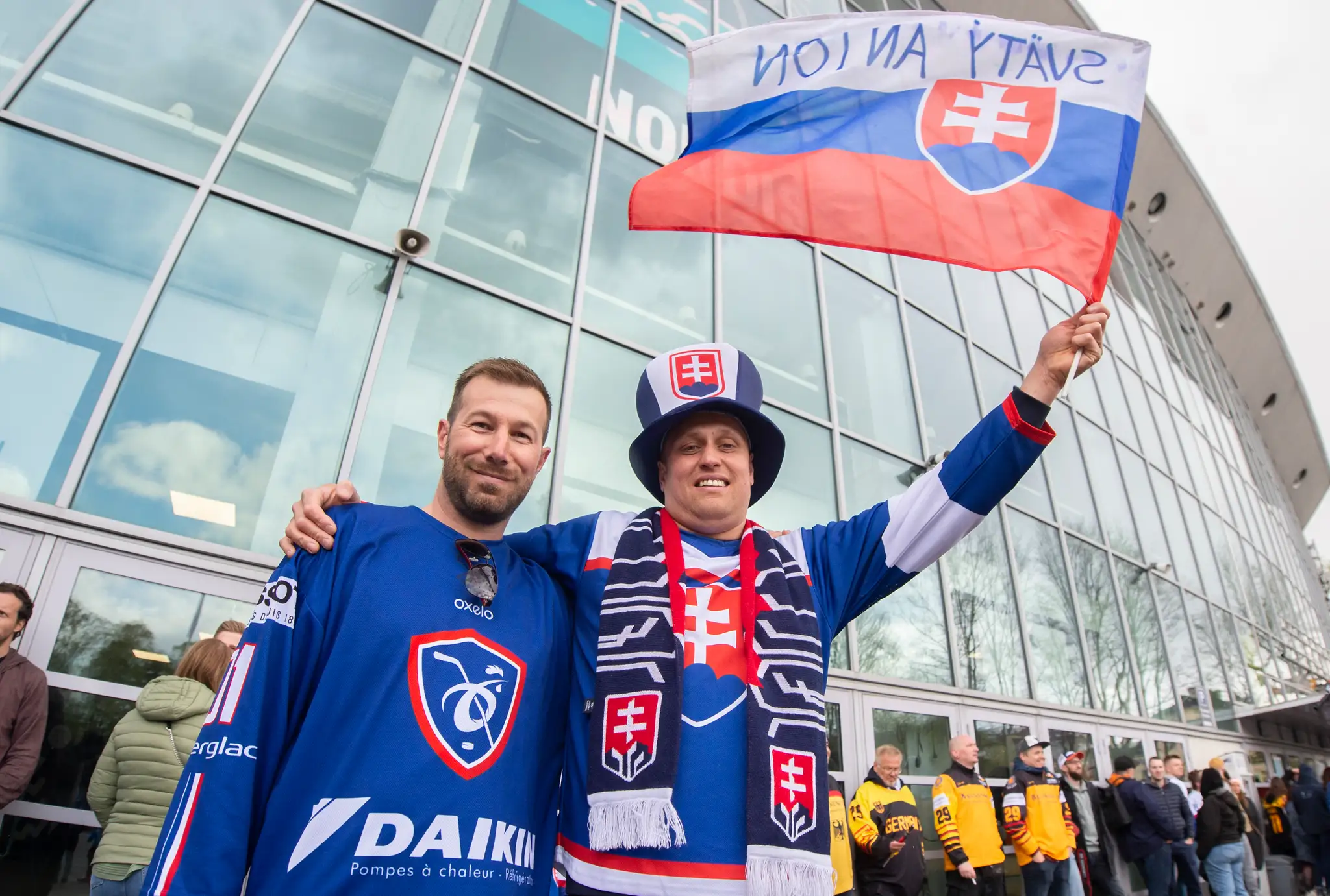 Na snímke slovenskí hokejoví fanúšikovia pózujú pred hokejovou halou Ice Hall pred úvodným zápasom slovenskej hokejovej reprezentácie.