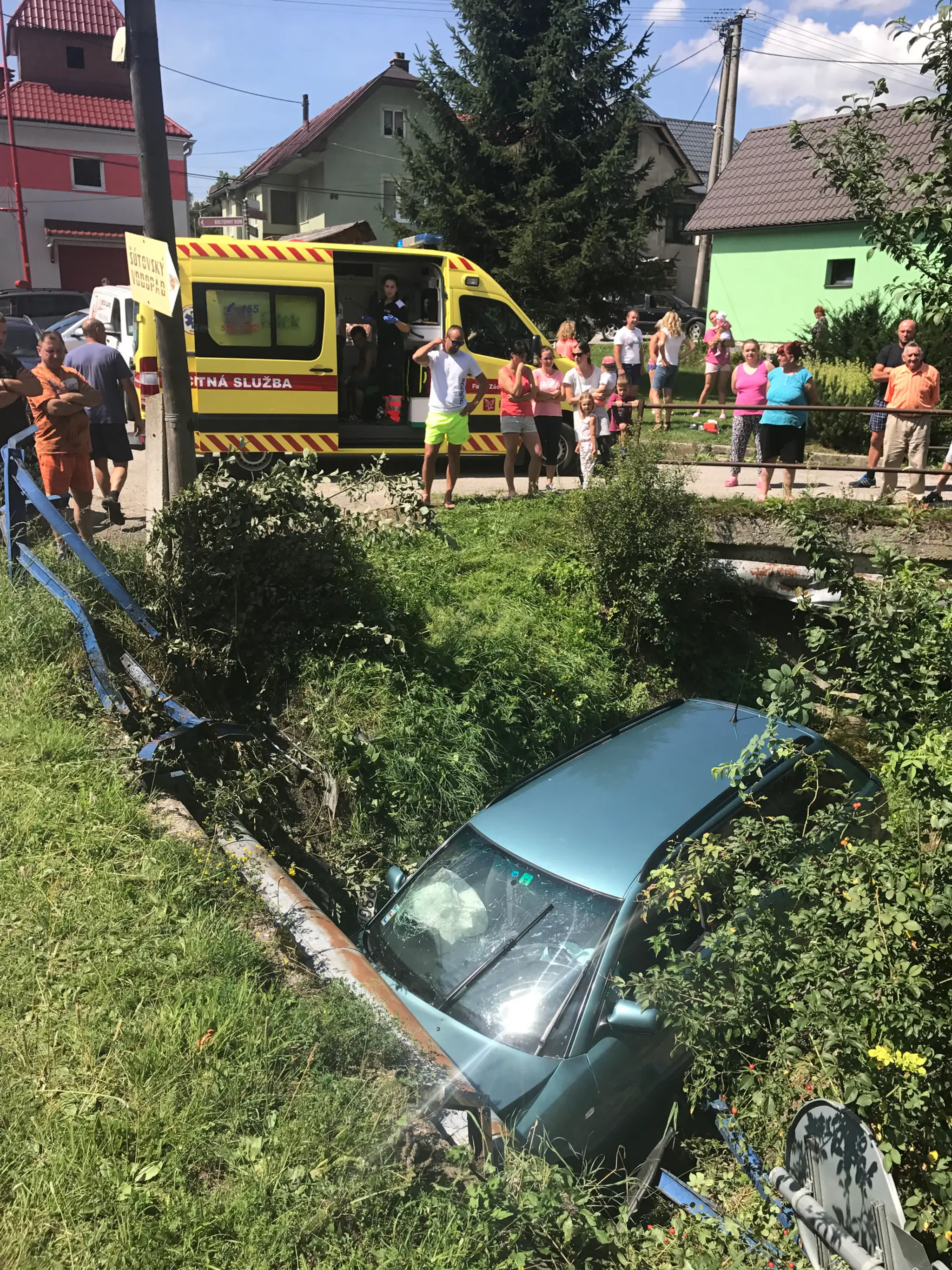 Havarované auto v obci Šútov.