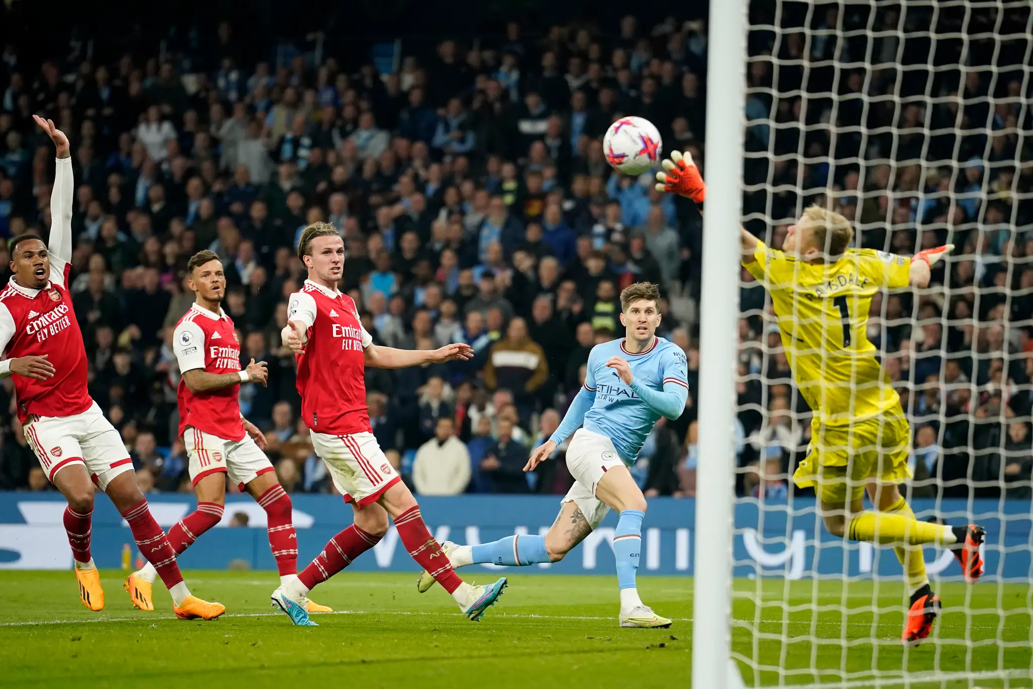 John Stones strieľa druhý gól pre City v zápase s Arsenalom