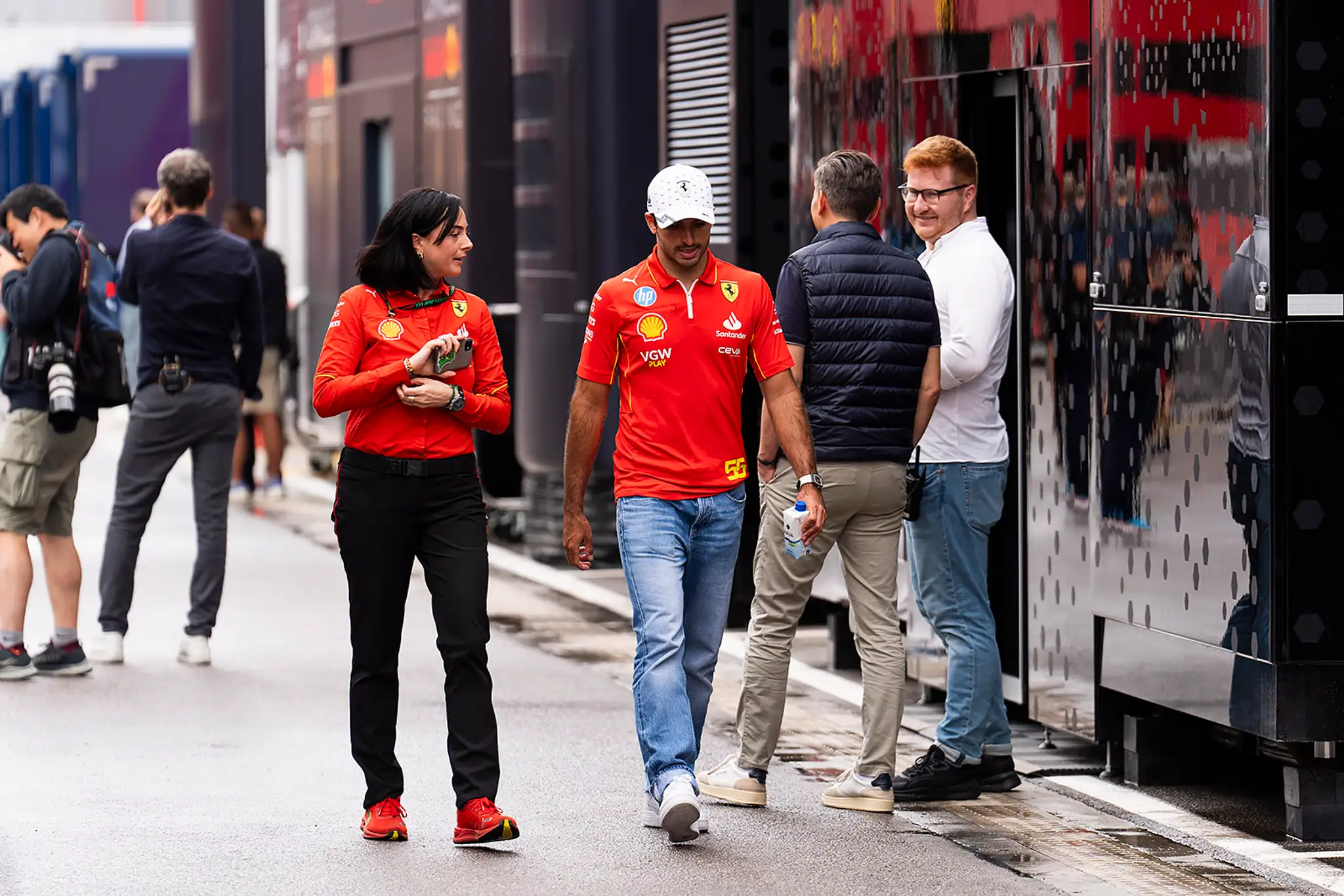 Španiel Carlos Sainz z Ferrari prichádza na domáci okruh.