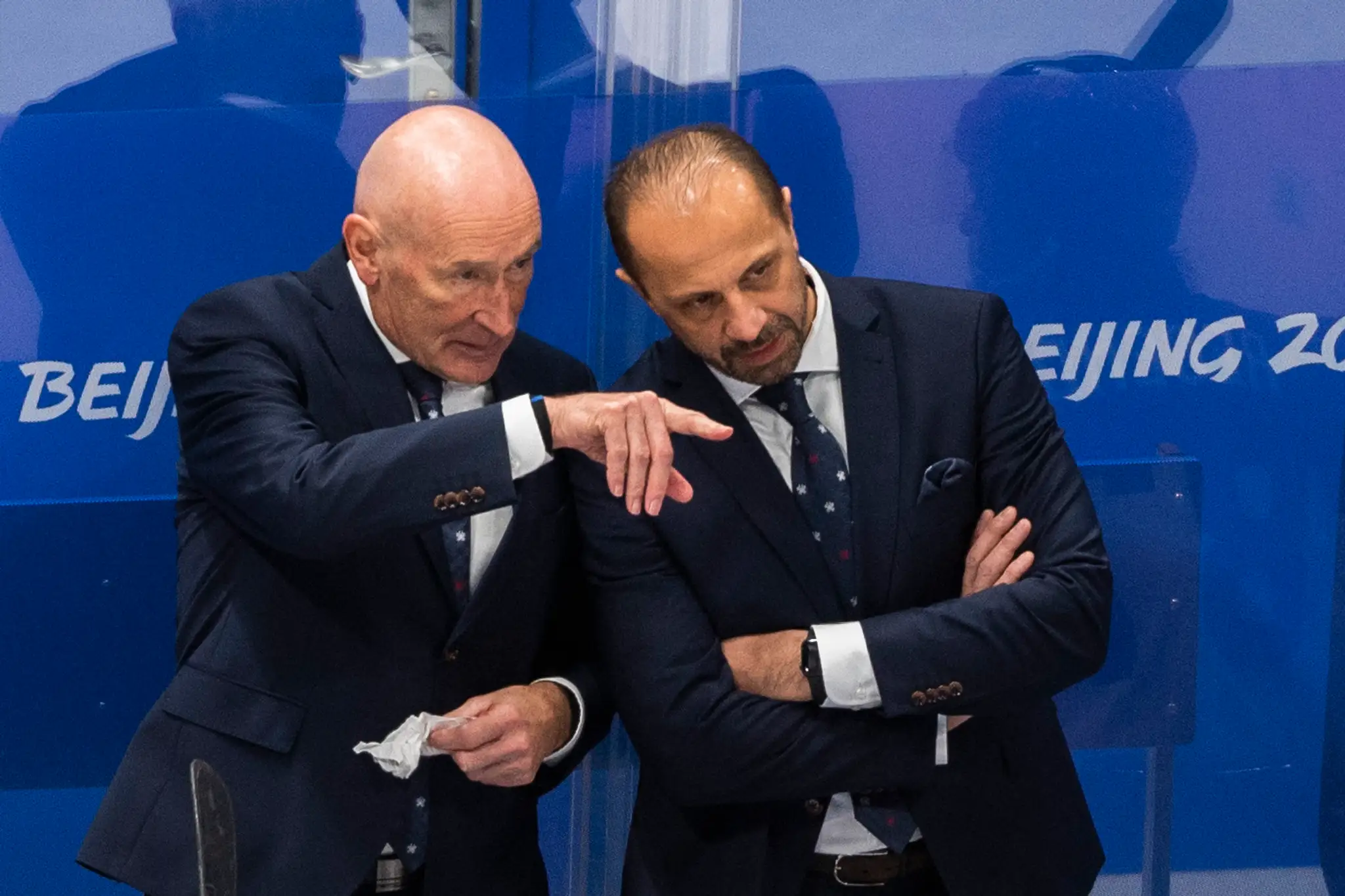 Zľava tréner slovenskej hokejovej reprezentácie Craig Ramsay a asistent trénera Ján Pardavý vo štvrťfinále ZOH 2022 proti USA.