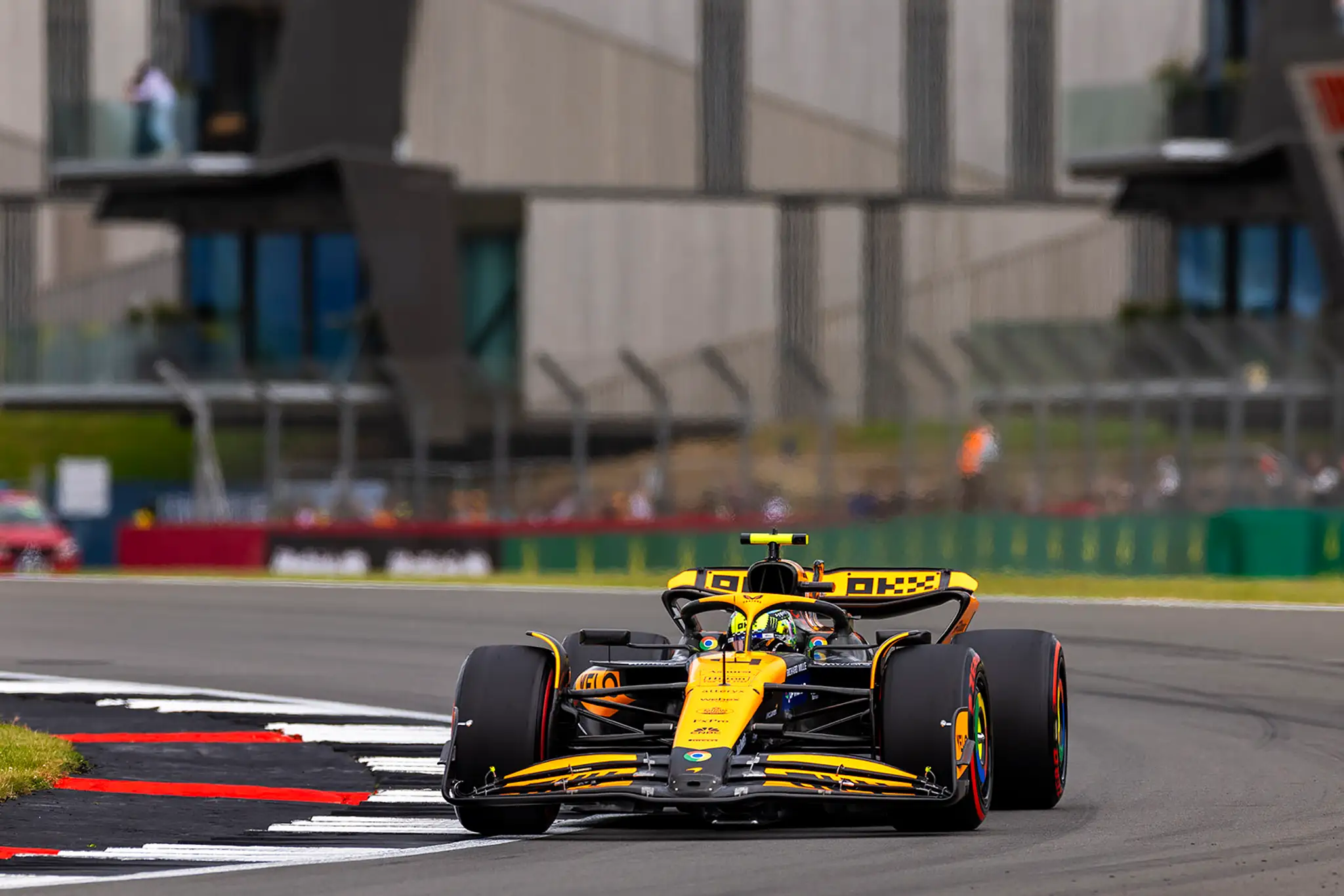 Britský pretekár Lando Norris z McLarenu.