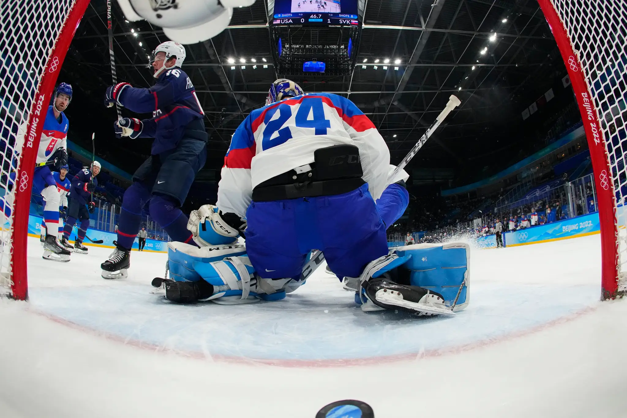 Američan Nick Abruzzese dáva gól proti Slovensku vo štvrťfinále ZOH 2022.