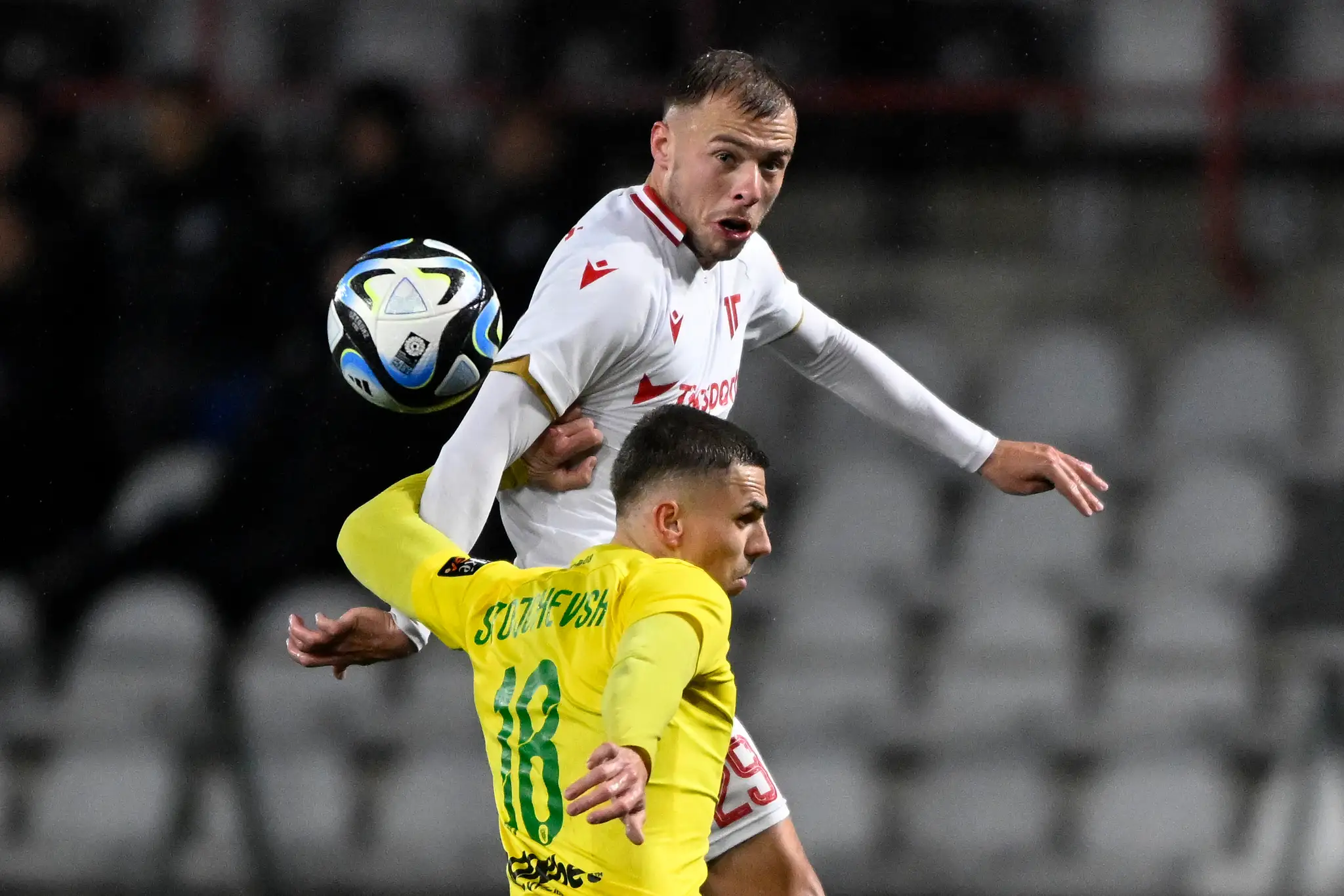 Na snímke zľava Njegoš Kupusovič (AS Trenčín) a Andrej Stojčevski (MŠK Žilina).