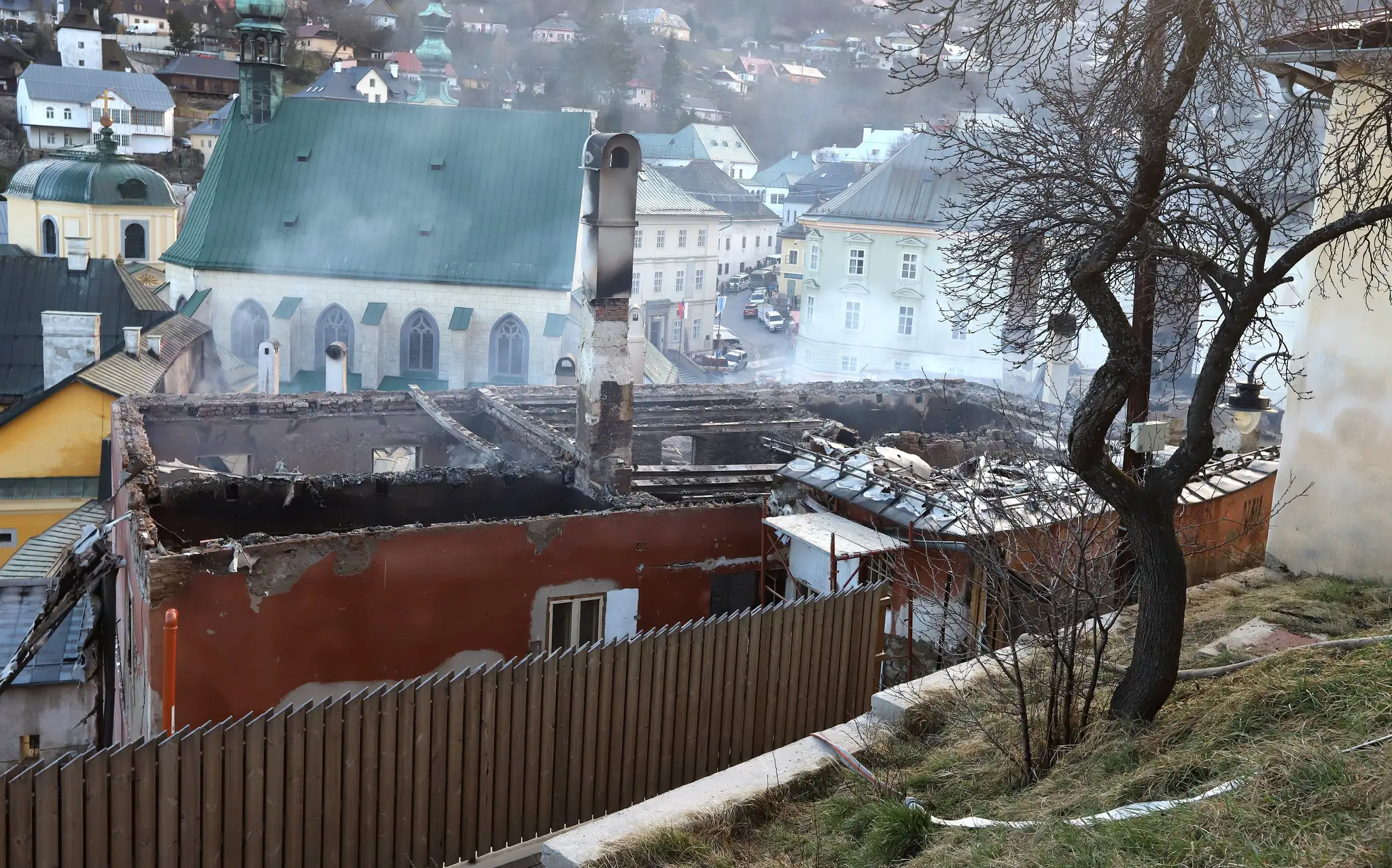 Zničené budovy po požiari v Banskej Štiavnici.