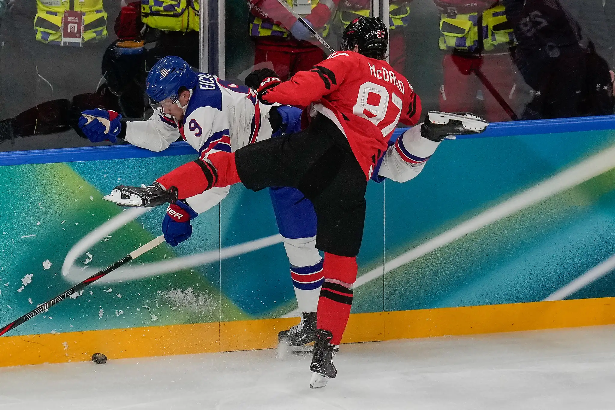 Hráč Kanady Connor McDavid (97) a Jack Eichel (9) z USA.