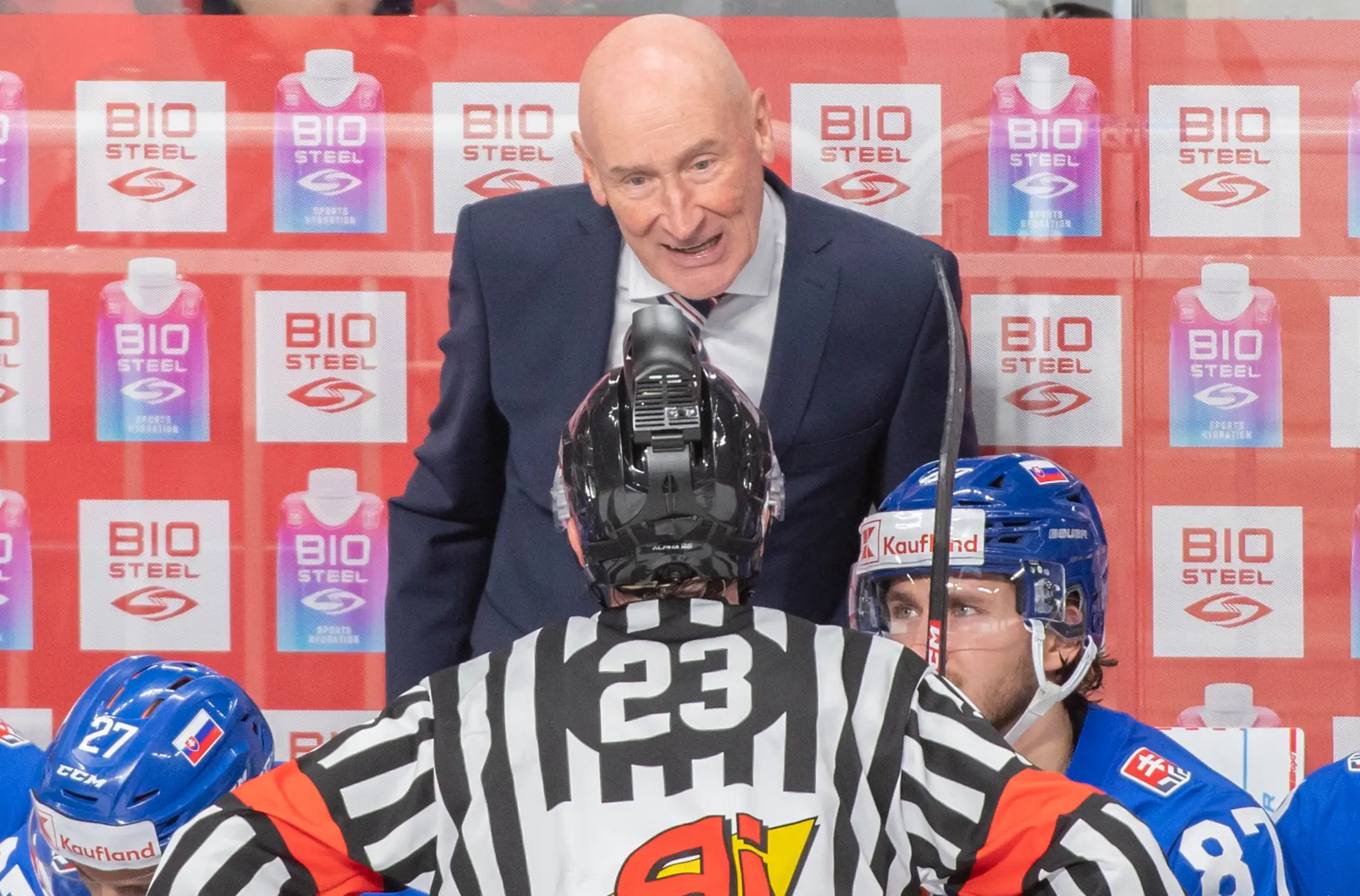 Craig Ramsay v diskusii s rozhodcom.