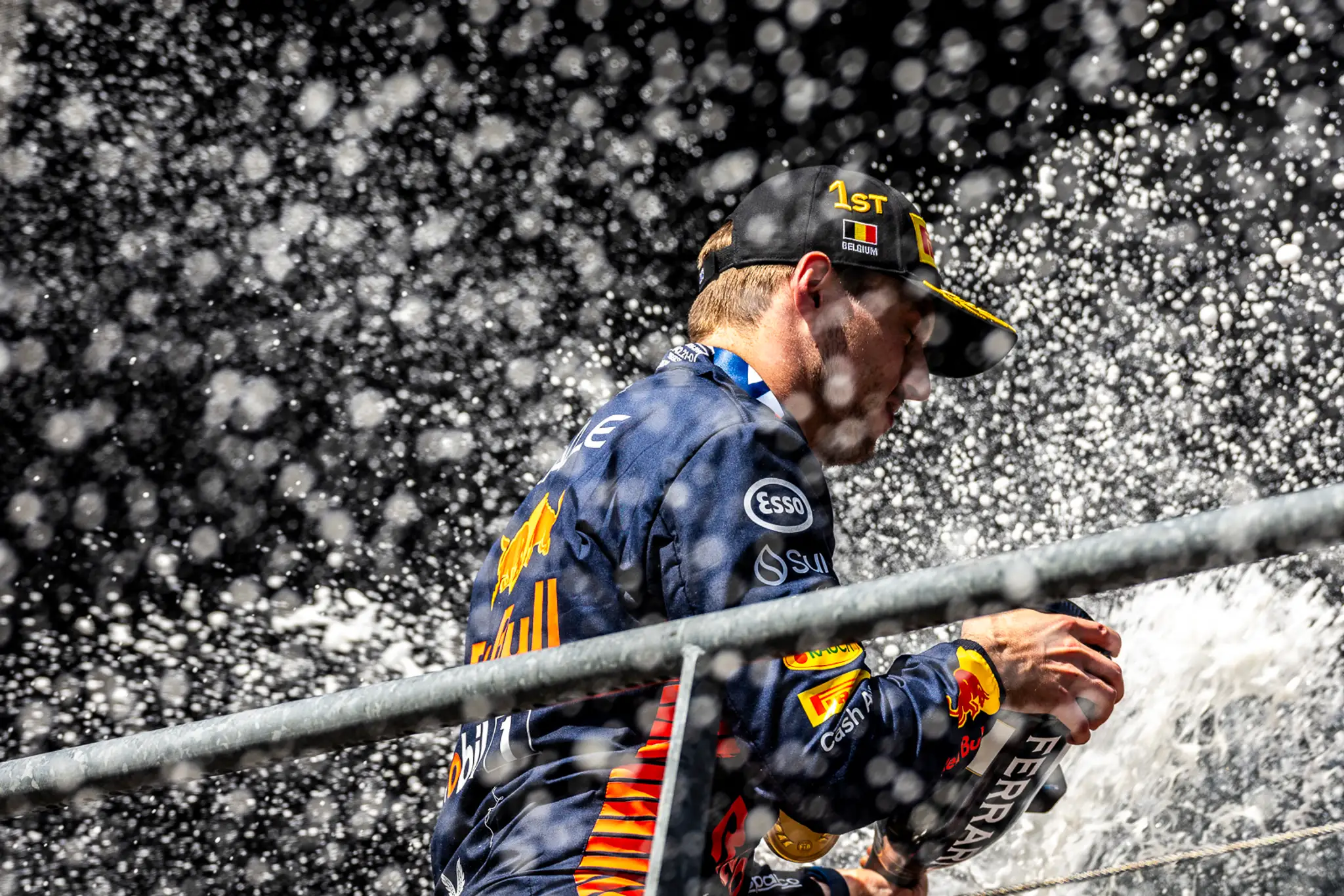 Holanďan Max Verstappen oslavuje triumf.
