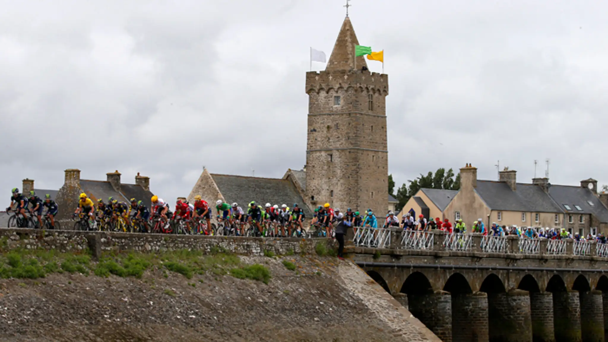 Pelotón počas 2. etapy na Tour de France