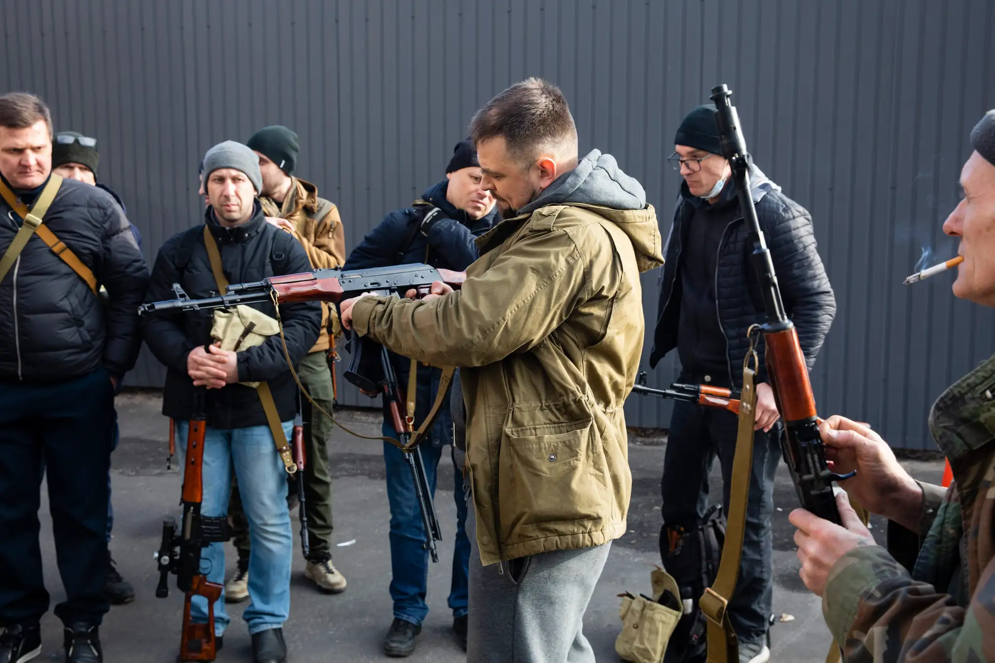 Civilisti pomáhajú ukrajinským vojakom