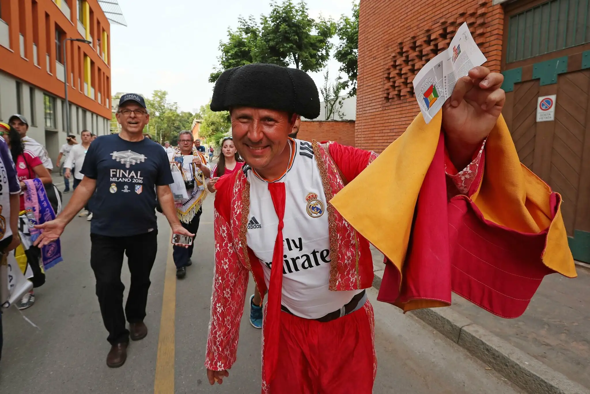 Fanúšik Realu Madrid ukazuje lístok pred začiatkom finálového zápasu futbalovej Ligy majstrov Real Madrid - Atletico Madrid.