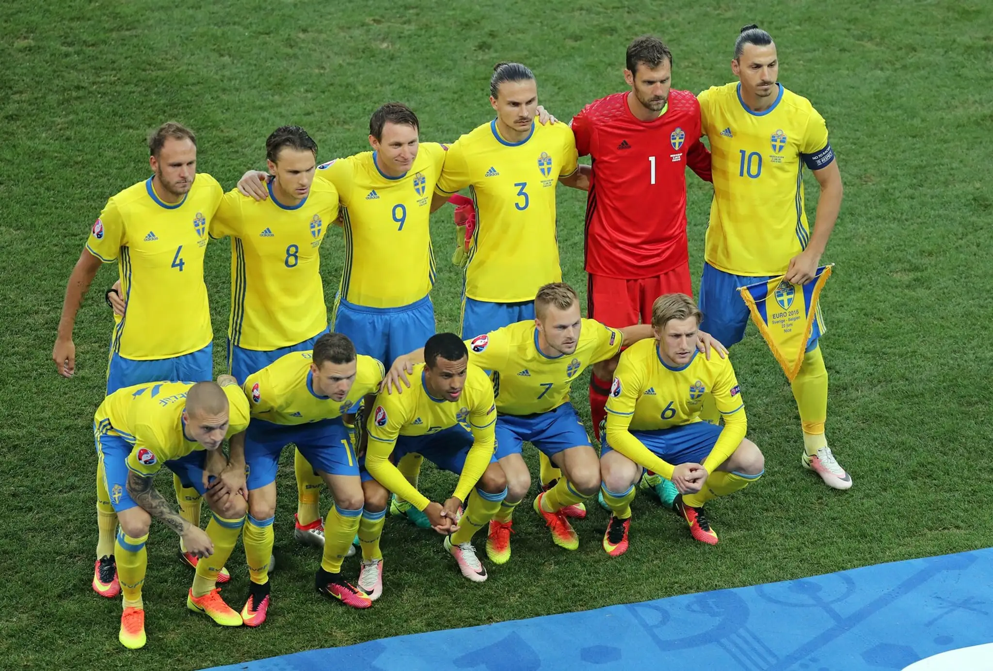 Na snímke futbalisti Švédska pózujú pre skupinovú fotografiu pred začiatkom zápasu s Belgickom na ME.