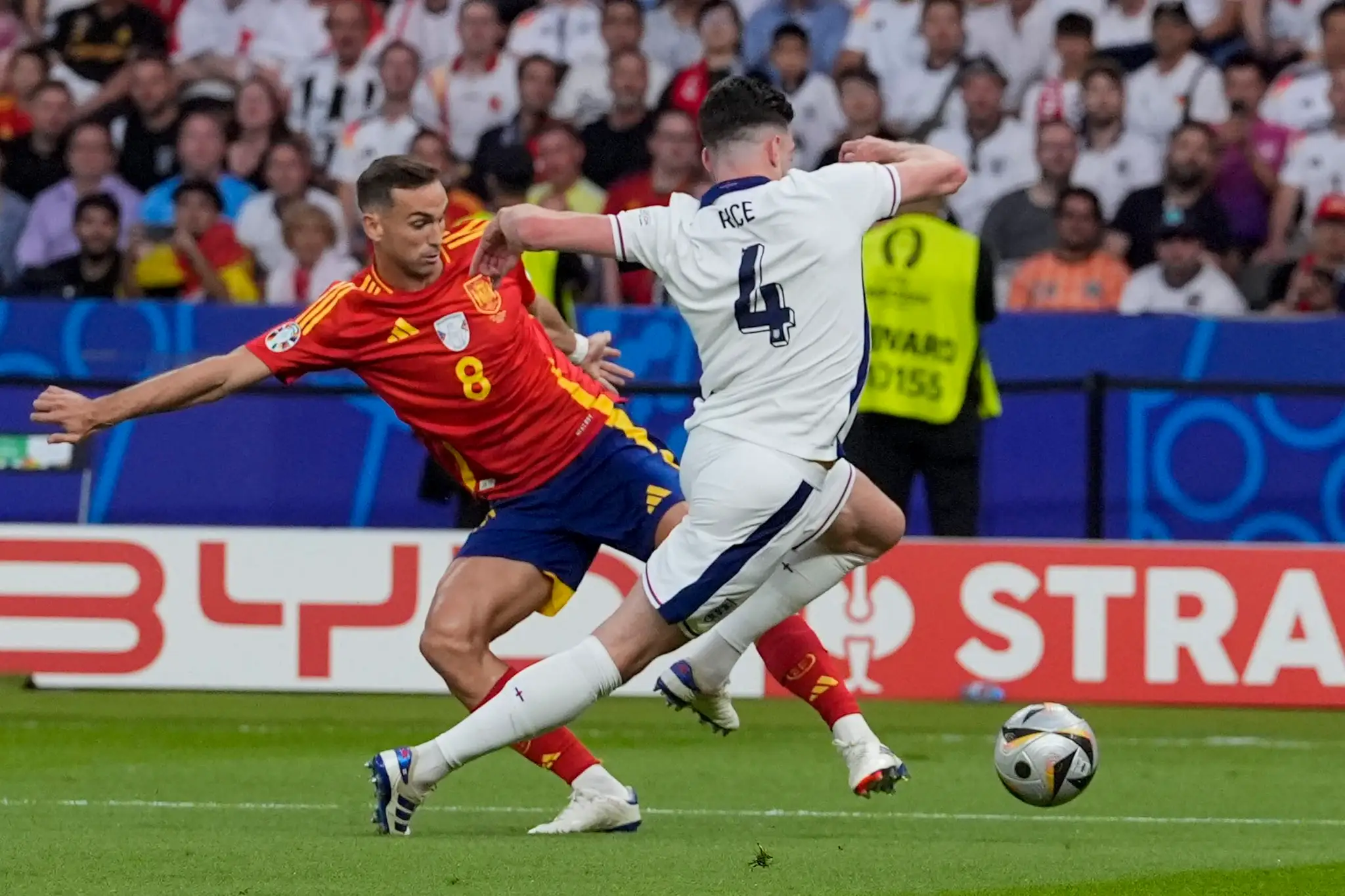 Zľava Španiel Fabian Ruiz a Angličan Declan Rice vo finále ME 2024.