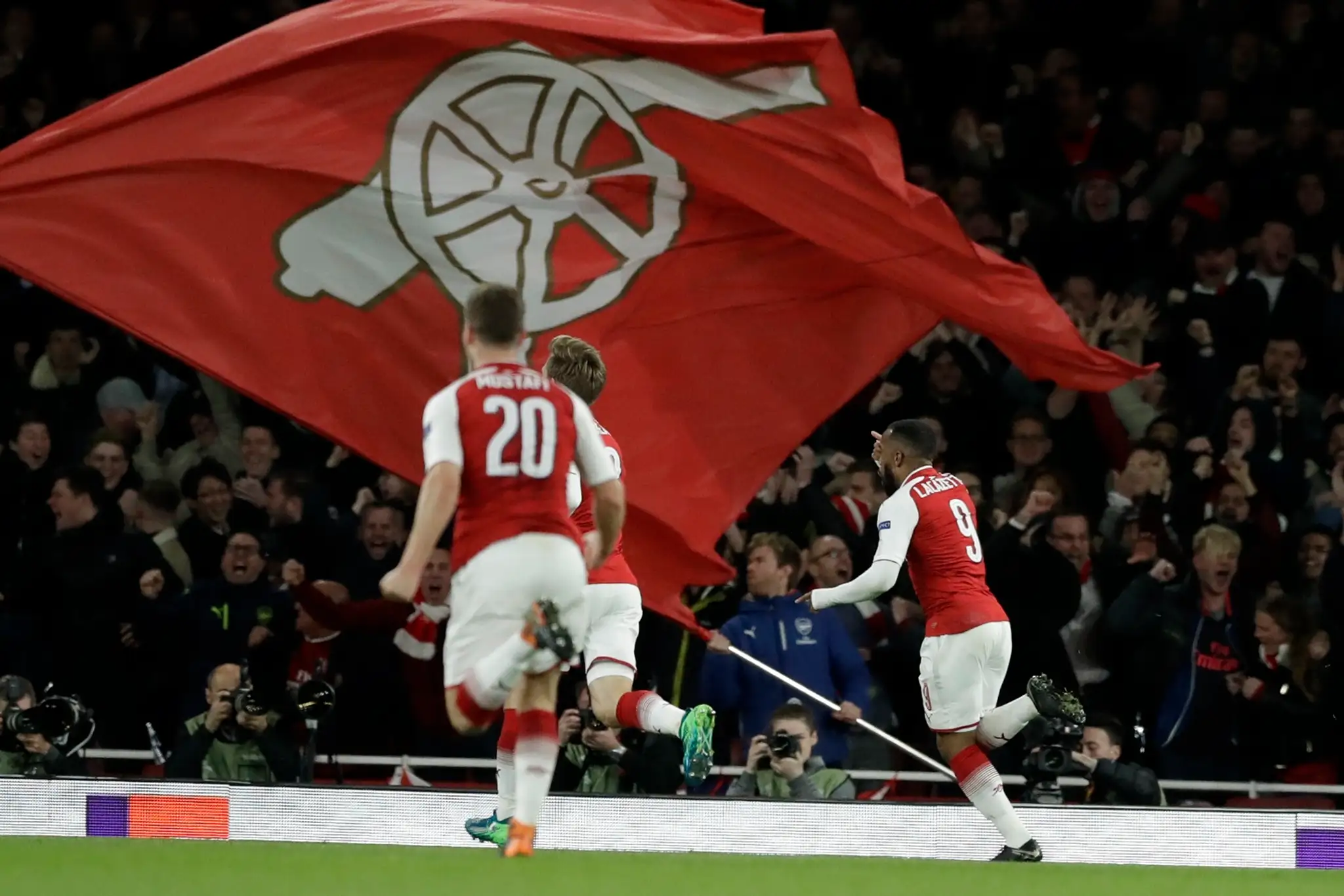Alexandre Lacazette (vpravo) z Arsenalu jasá po góle v prvom semifinále EL proti Atléticu Madrid.