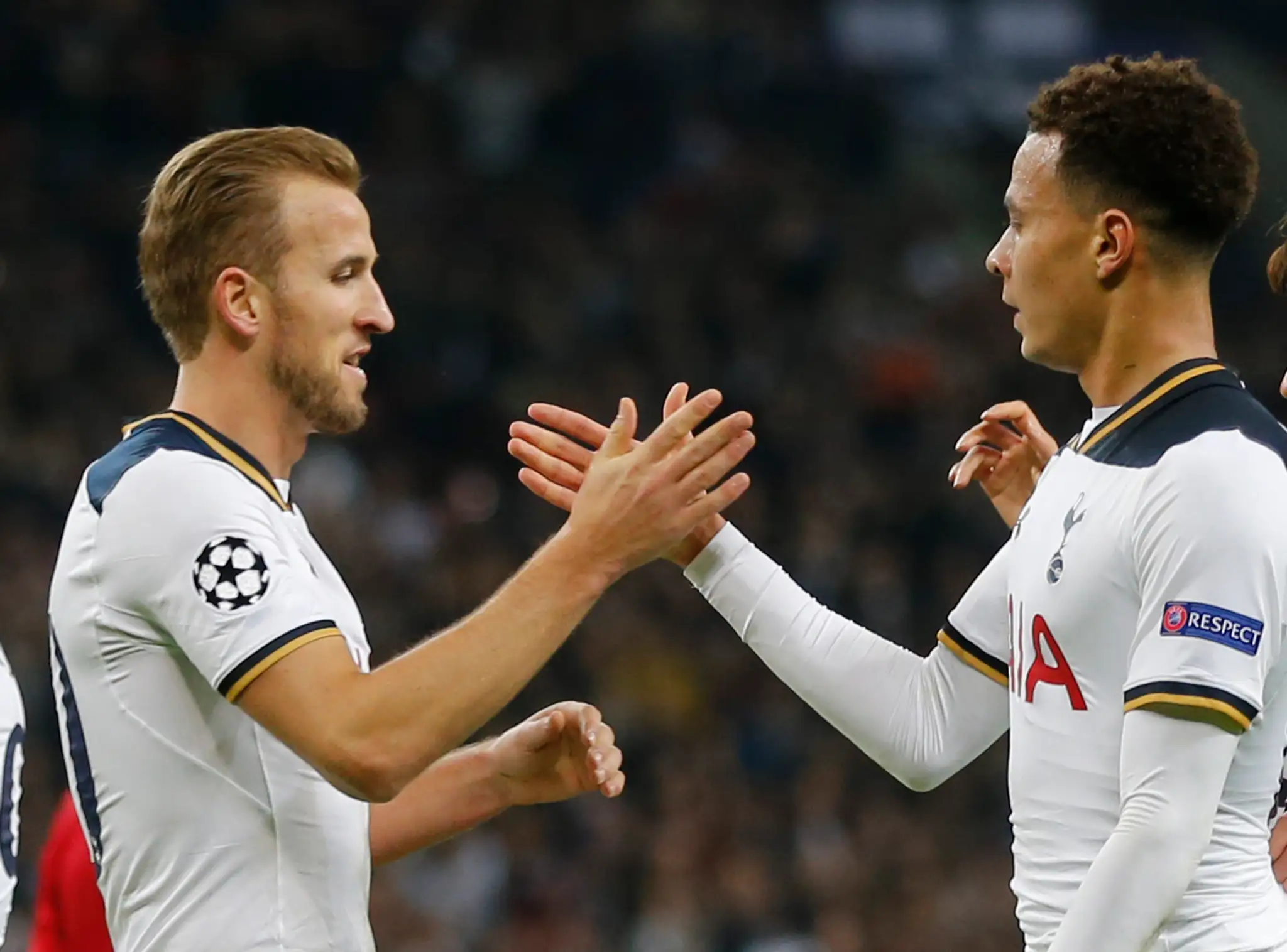 Dele Alli (vpravo) gratuluje spoluhráčovi z Tottenhamu Harrymu Kanovi ku gólu v dueli LM proti CSKA Moskva.
