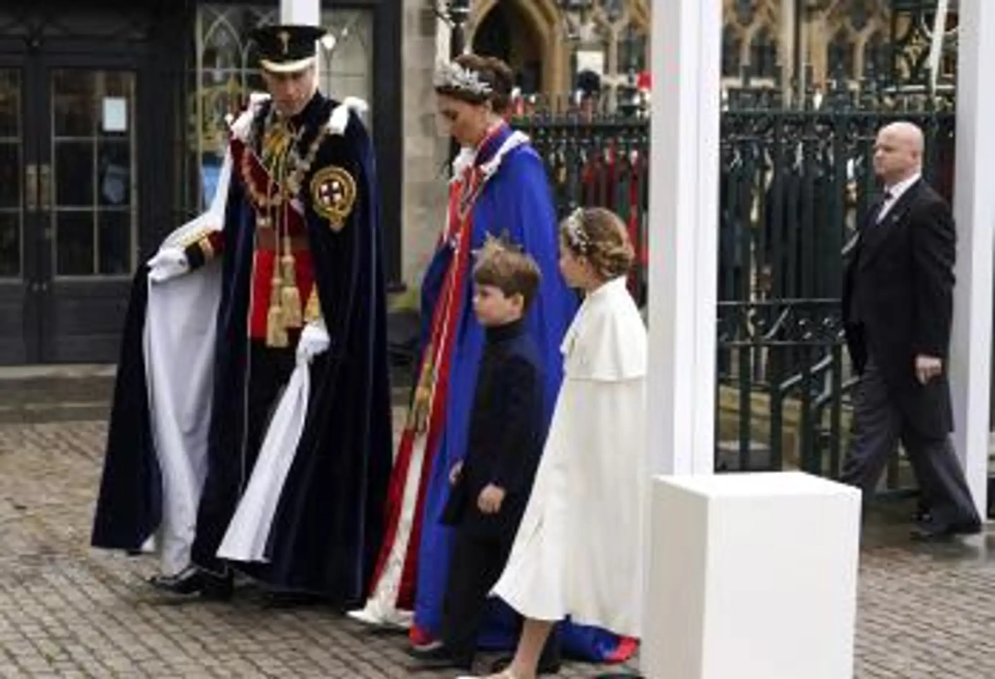 Britský princ William a Kate, princezná z Walesu, prichádzajú na korunováciu kráľa Karola III. vo Westminsterskom opátstve
