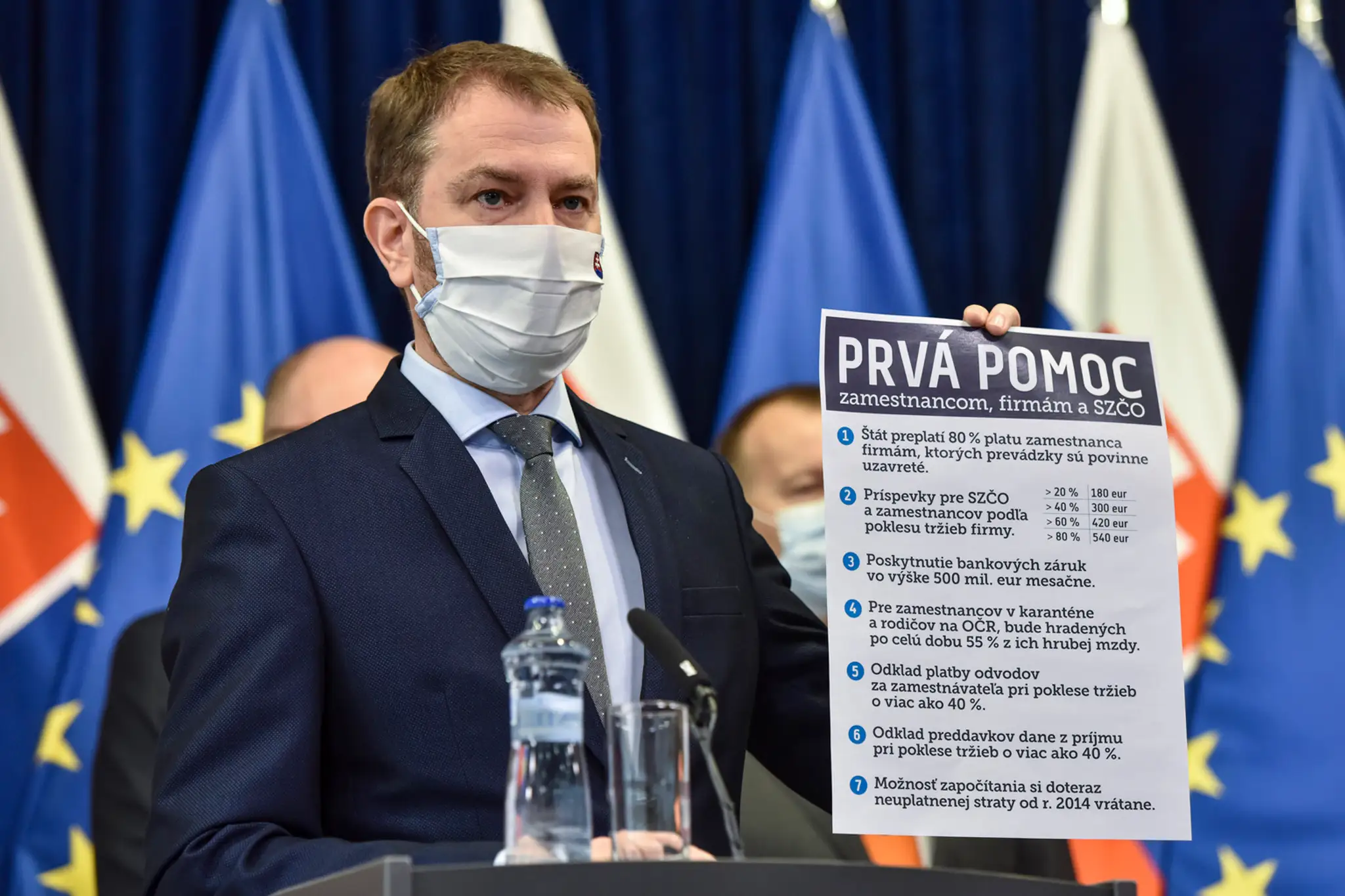 Minister práce Milan Krajniak a premiér Igor Matovič.