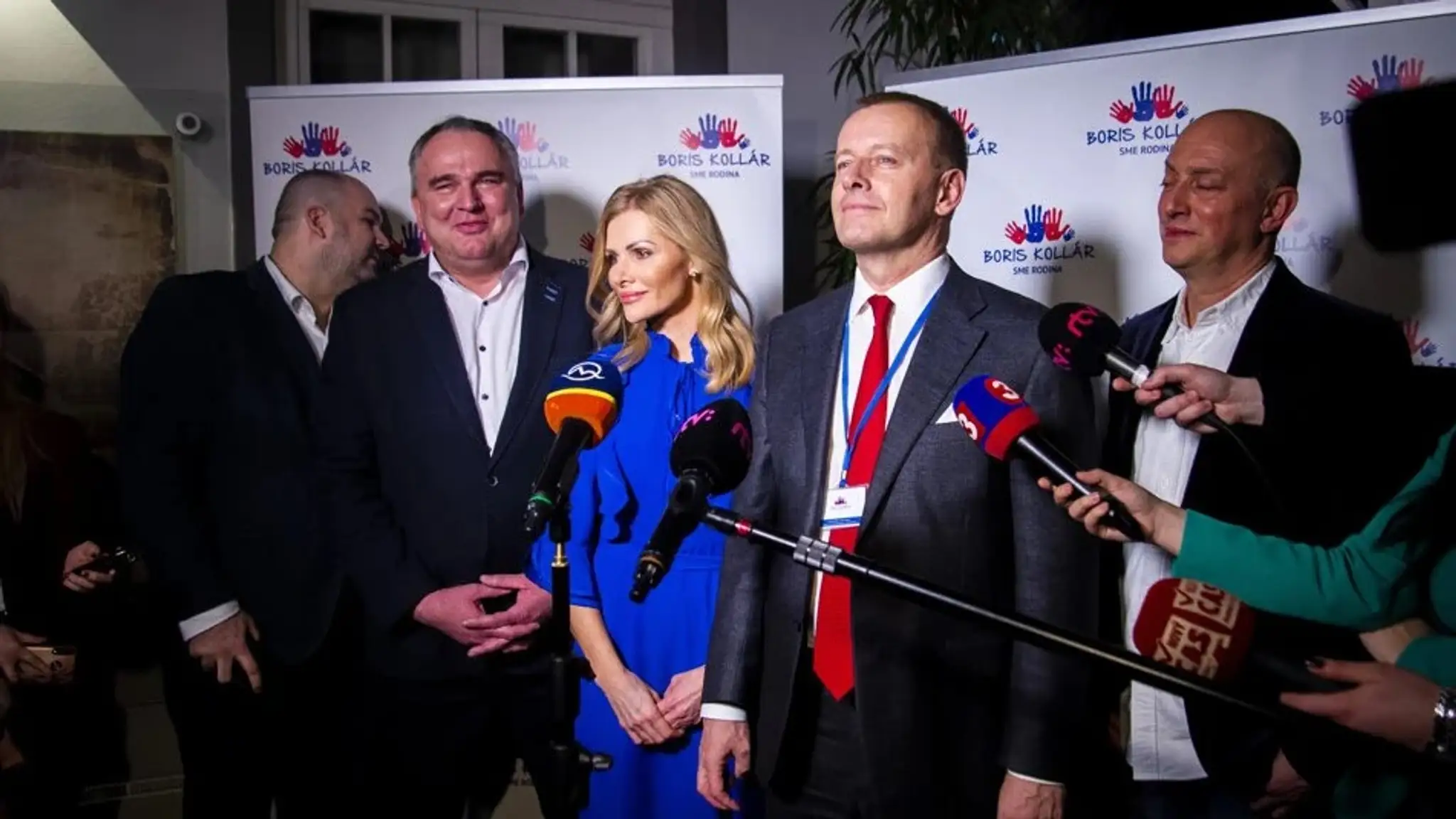 Členovia hnutia Sme rodina. Zľava Peter Pčolinský, Jozef Lukáč, Petra Krištúfková, Boris Kollár a Ľudovít Goga po zverejnení prvých volebných odhadov vo volebnej centrále/29.február 2020