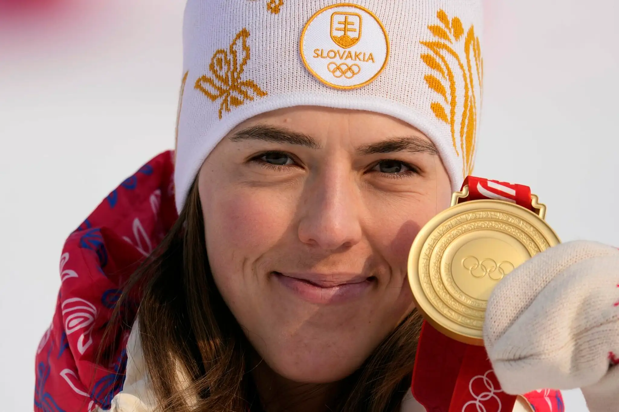 Lyžiarka Petra Vlhová pózuje so zlatou medailou za slalom na ZOH 2022.