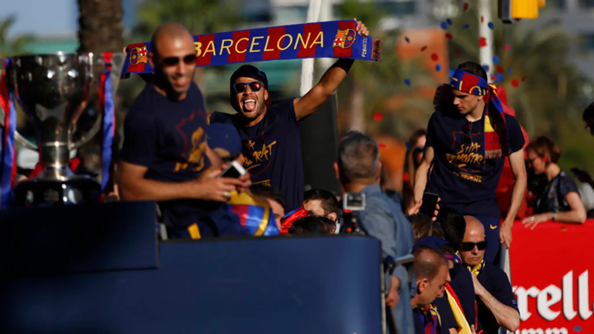 Neymar oslavuje titul na otvorenom autobuse.