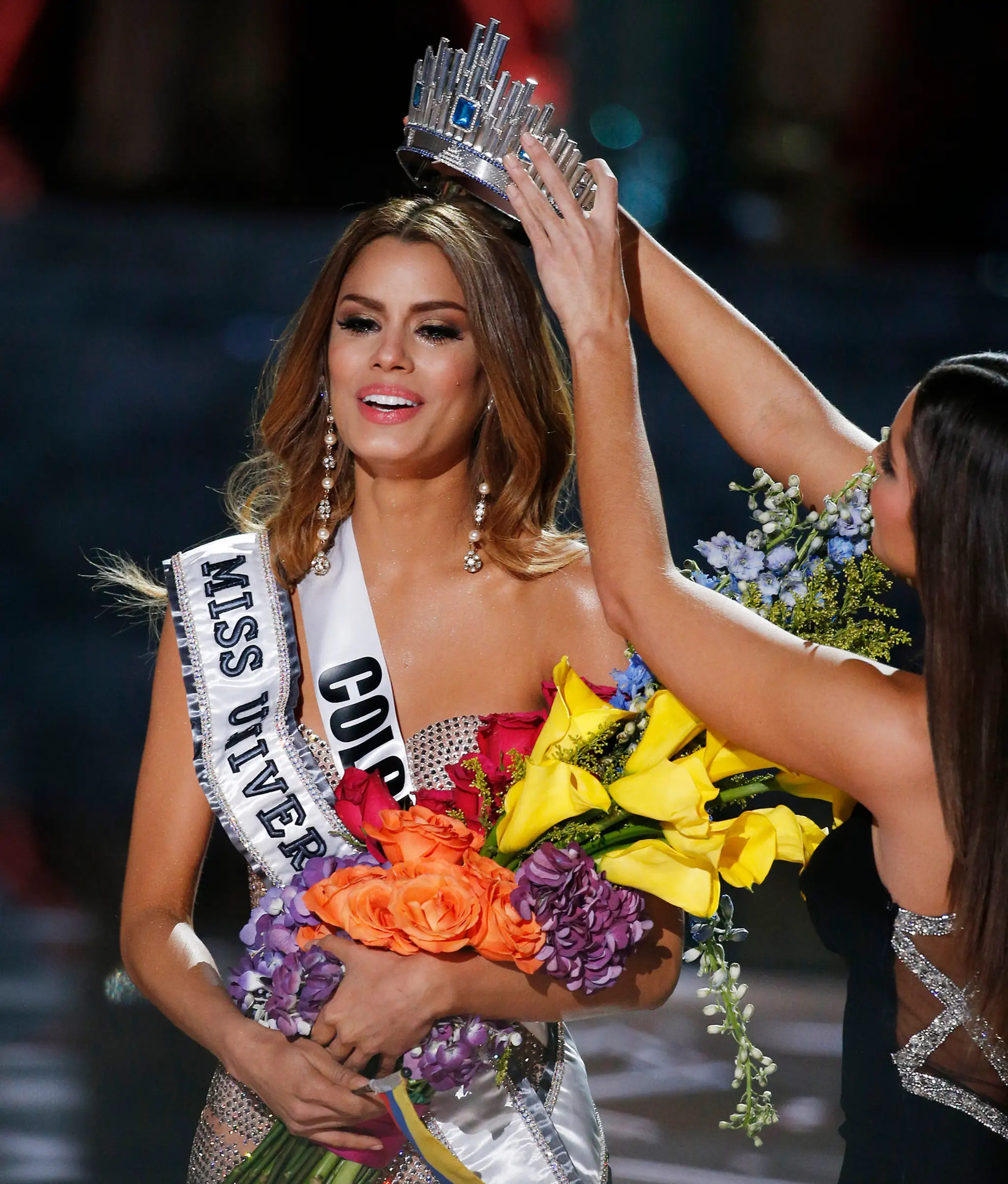 Kolumbijčanke Ariadne Gutiérrezovej museli sňať korunku a dať ju Miss Filipín.