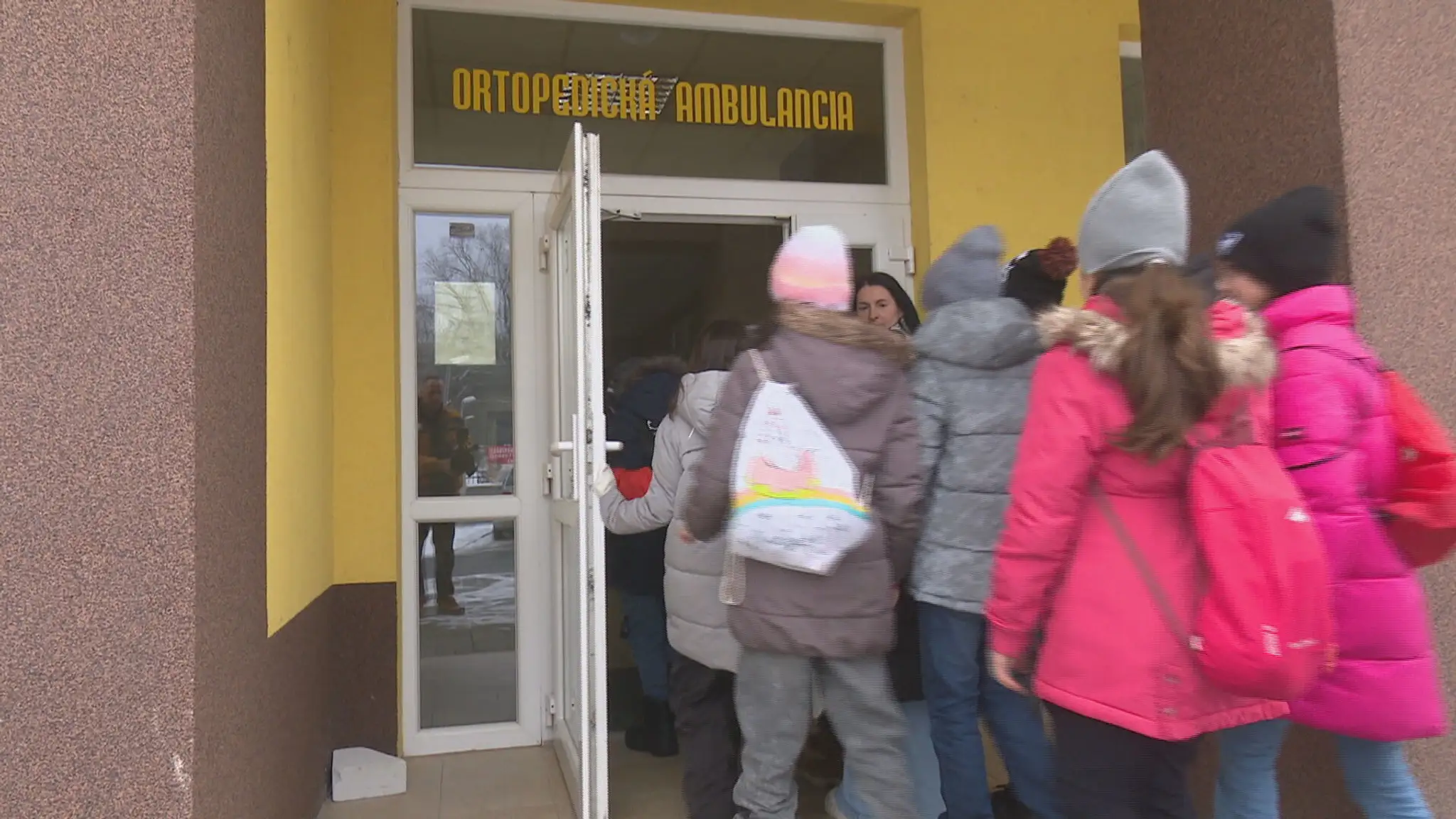 Deti idú na vyšetrenie chrbtice.
