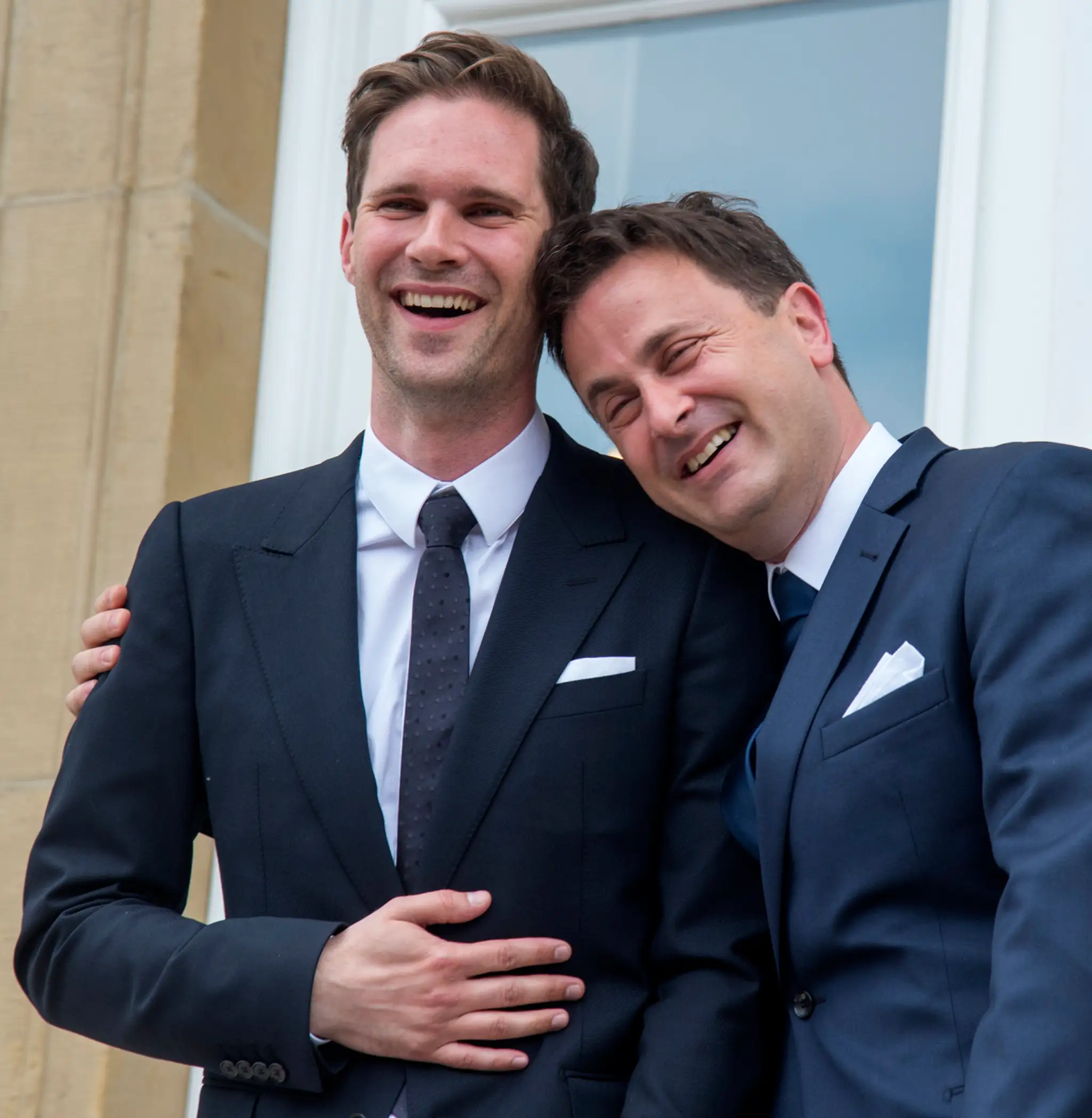 Luxemburský premiér Xavier Bettel (vpravo) s manželom Gauthierom Destenayom (vľavo)