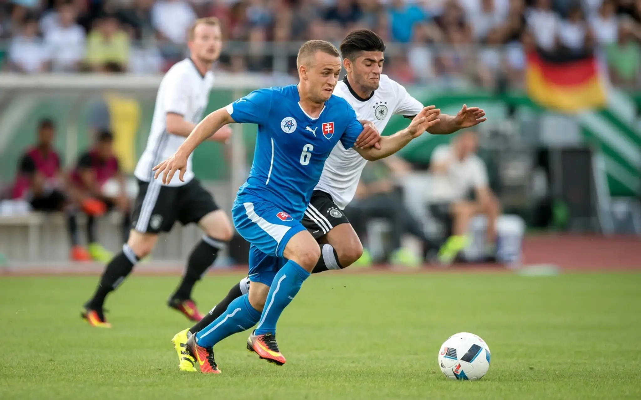Stanislav Lobotka a Mahmoud Dahoud (Nemecko U21) v súboji o loptu.