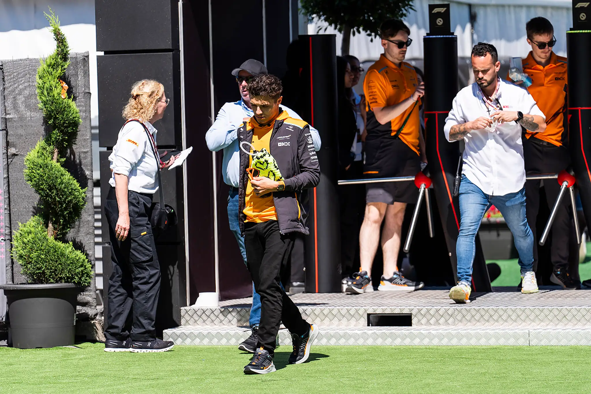 Jazdec McLarenu Lando Norris prichádza na okruh.