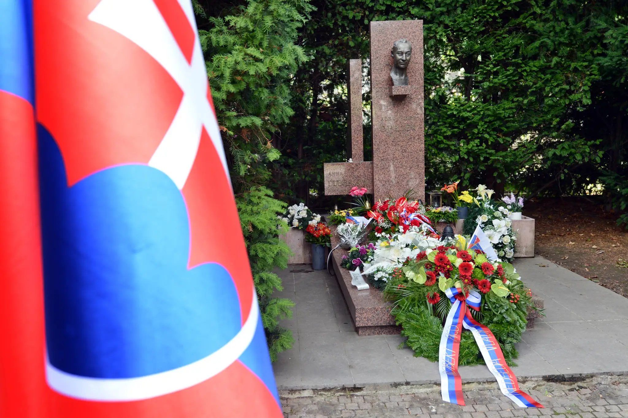 Hrob Alexandra Dubčeka po spomienke pri príležitosti 47. výročia okupácie Československa vojskami Varšavskej zmluvy. 21. augusta