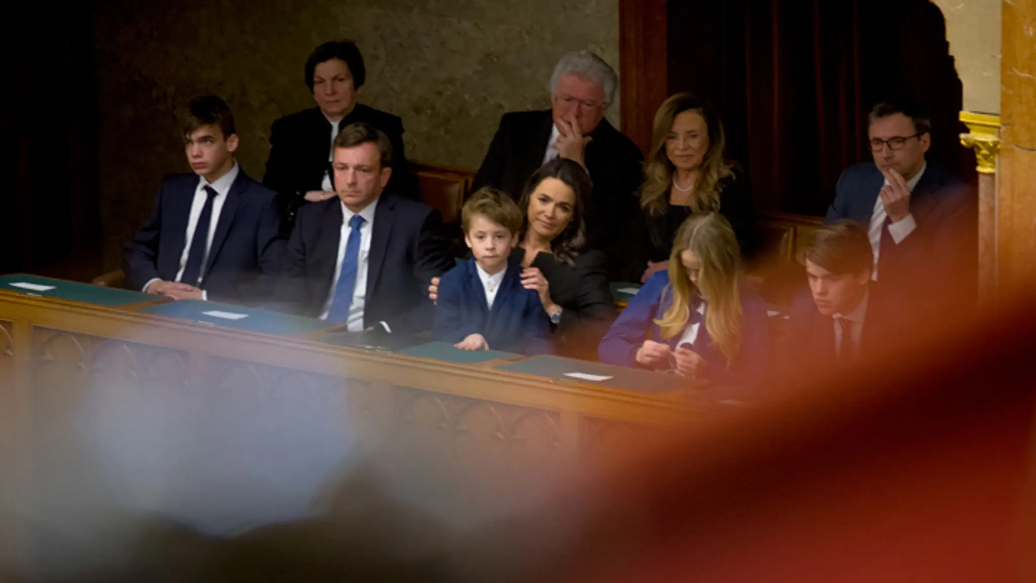 Katalin Nováková s deťmi a manželom počas voľby prezidenta.