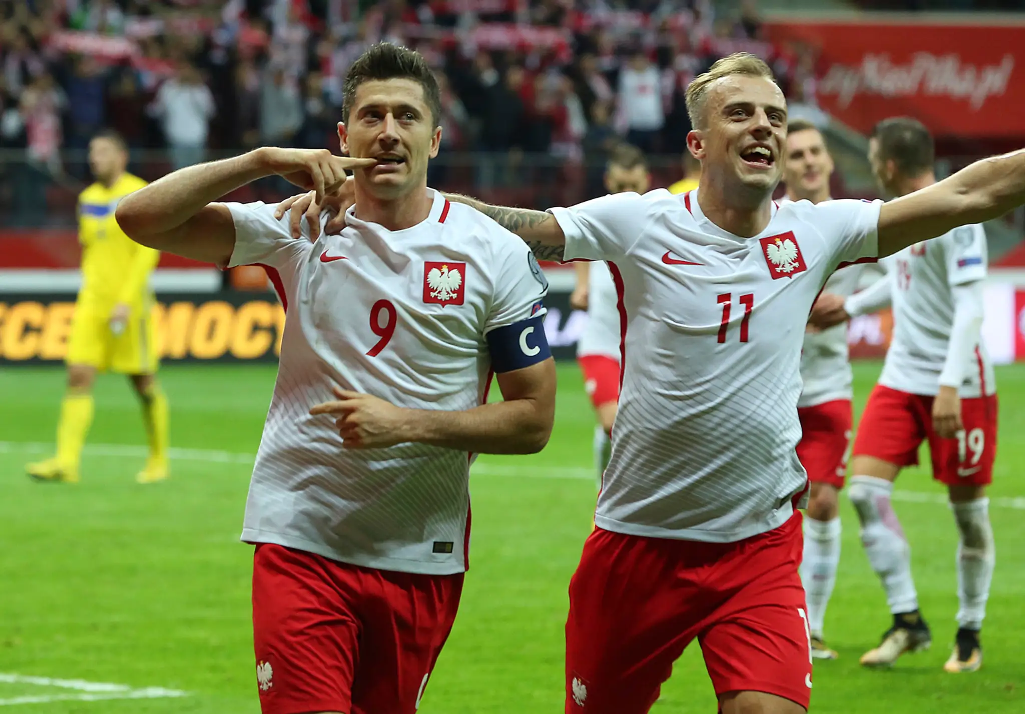 Robert Lewandowski a Kamil Grosicki (vpravo) oslavujú gól Poľska v kvalifikácii proti Kazachstanu.