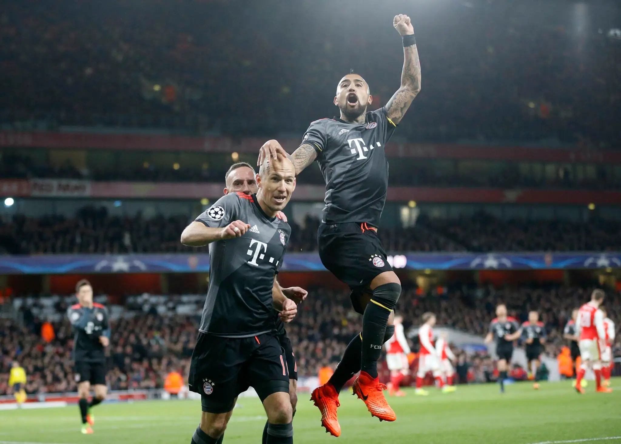 Arjen Robben (vľavo) z Bayernu oslavuje gól so spoluhráčom Arturom Vidalom v osemfinále LM.